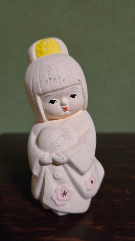 Poupée Kyō ningyo 京人形 🌸 — kimono blanc, fleurs jaunes & kanzashi rose, plâtre peint