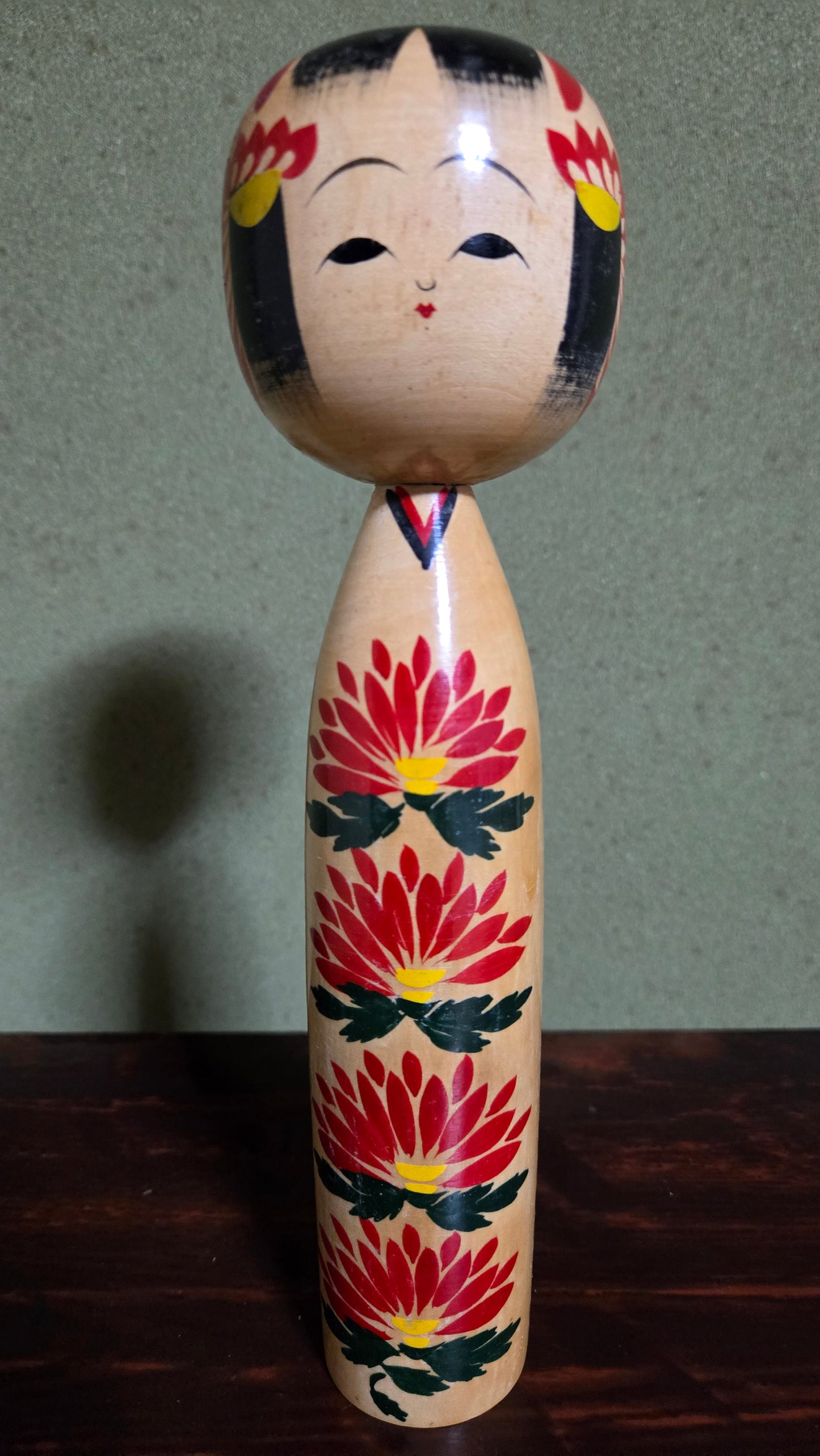Kokeshi traditionnelle de style Tōgatta 遠刈田系 🌸 — chrysanthèmes rouge & or, cheveux fleuris