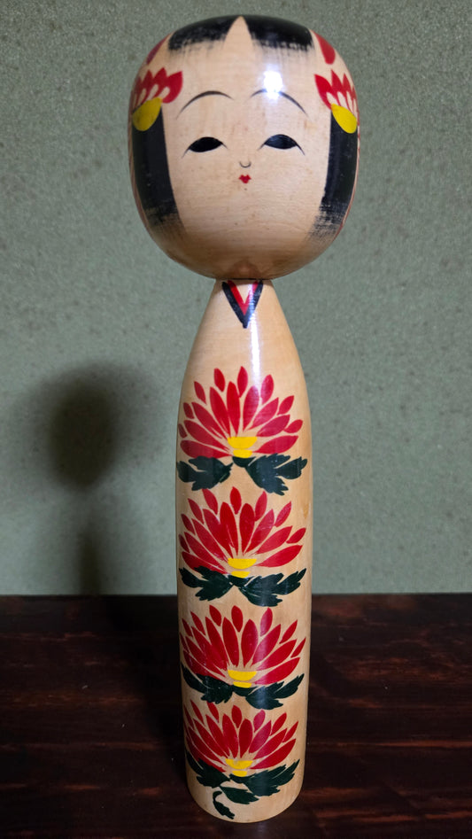 Kokeshi traditionnelle de style Tōgatta 遠刈田系 🌸 — chrysanthèmes rouge & or, cheveux fleuris