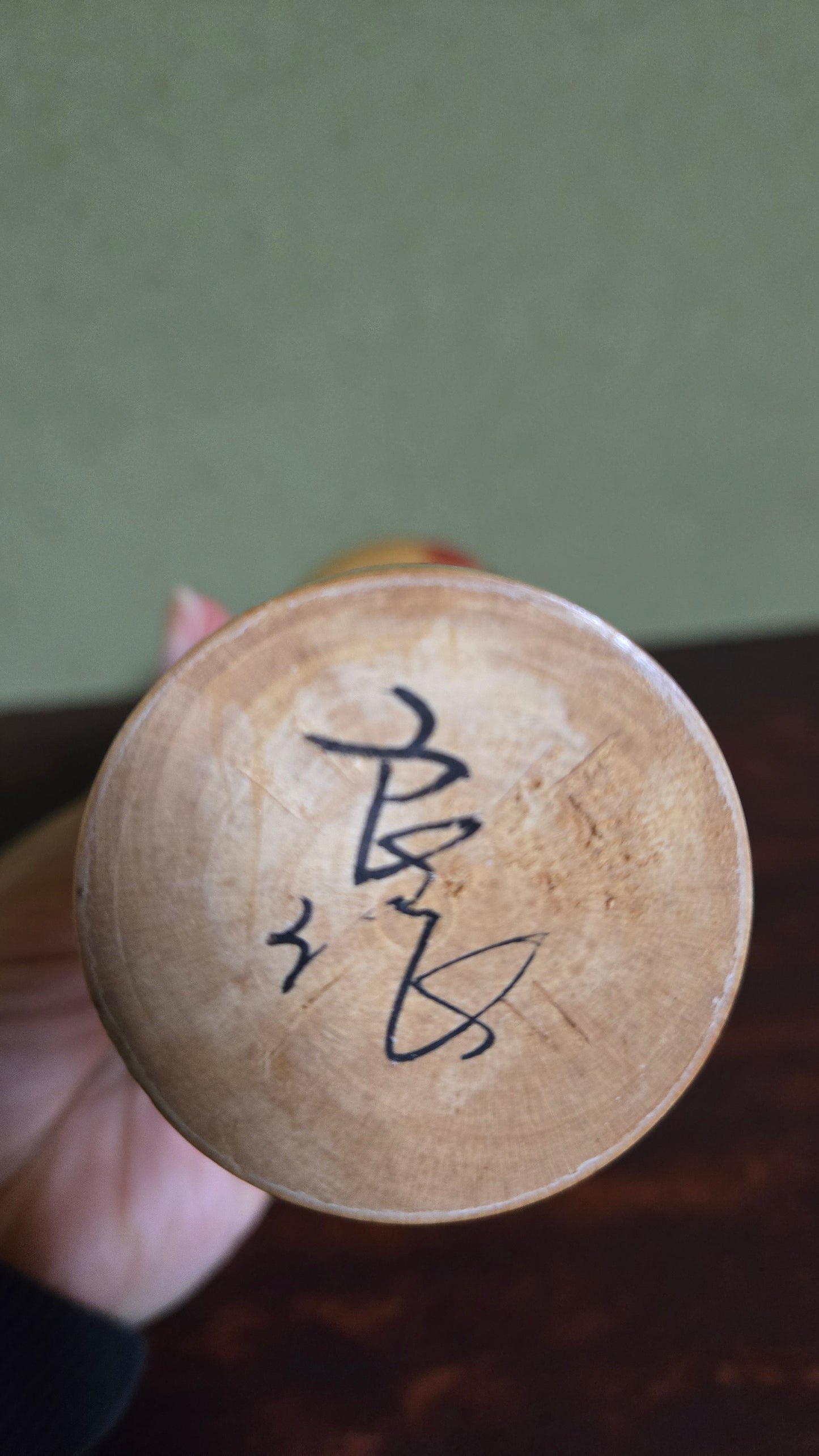 Kokeshi traditionnelle de style Tōgatta 遠刈田系 🌸 — chrysanthèmes rouge & or, cheveux fleuris