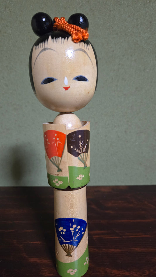 Kokeshi créative aux éventails 扇 🍃 — trois pièces, kanzashi orange tressé, prunier & fleurs