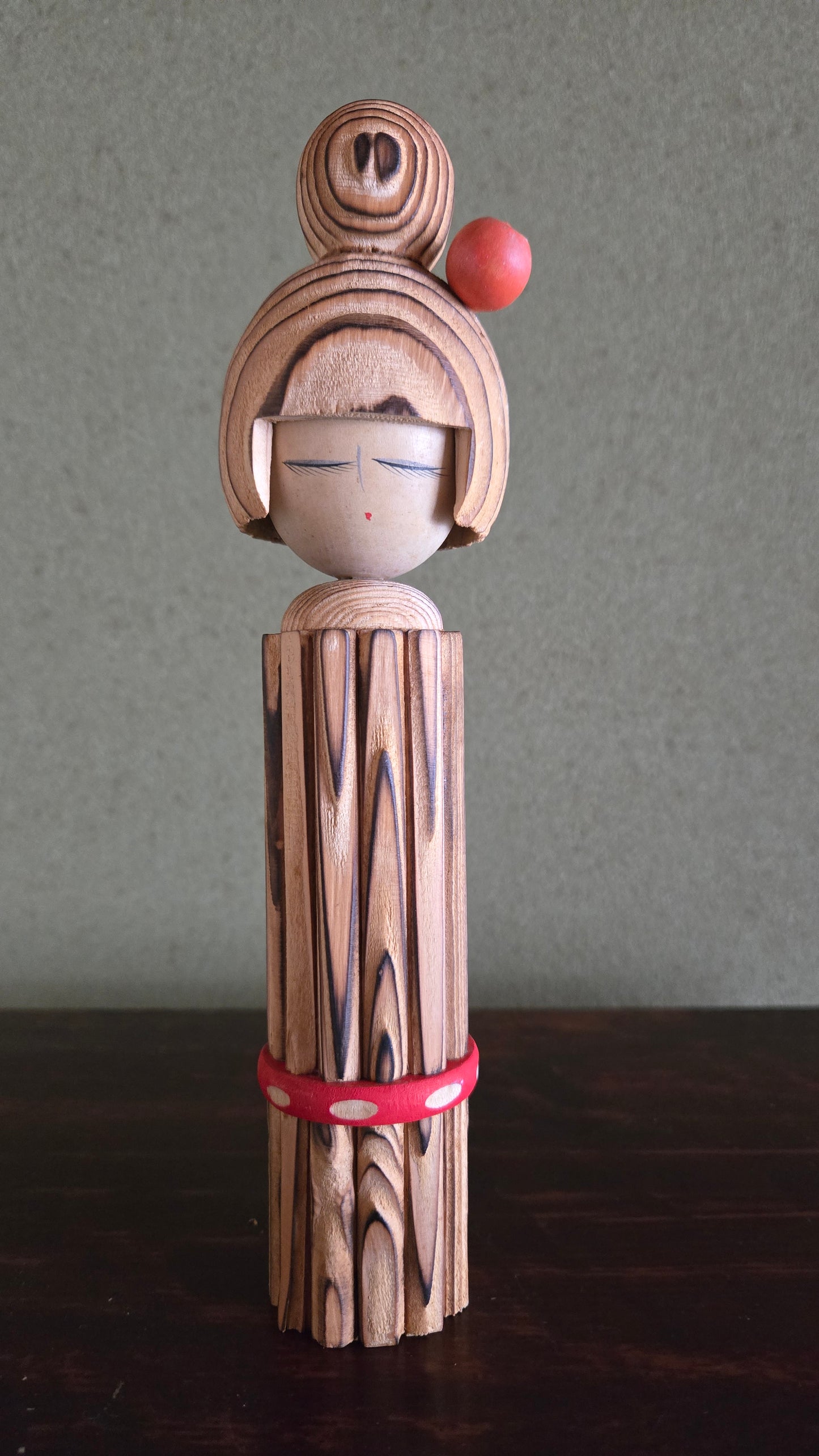 Kokeshi créative sculpturale 🪵 — veinage naturel spectaculaire, pétales ciselés, kanzashi rouge