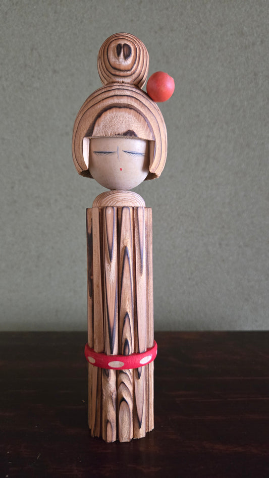 Kokeshi créative sculpturale 🪵 — veinage naturel spectaculaire, pétales ciselés, kanzashi rouge