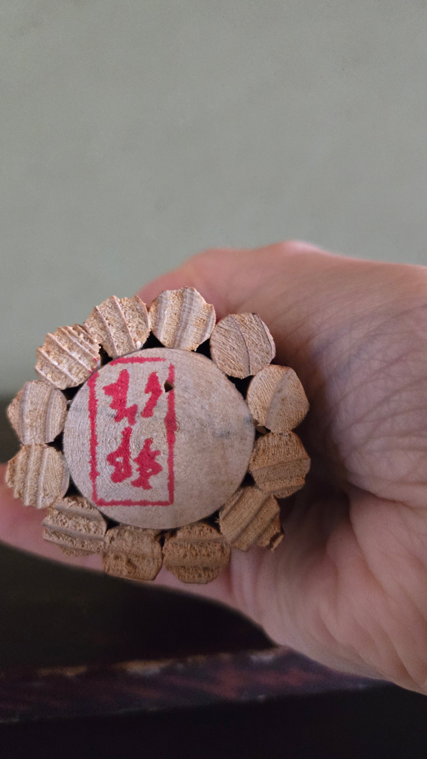 Kokeshi créative sculpturale 🪵 — veinage naturel spectaculaire, pétales ciselés, kanzashi rouge