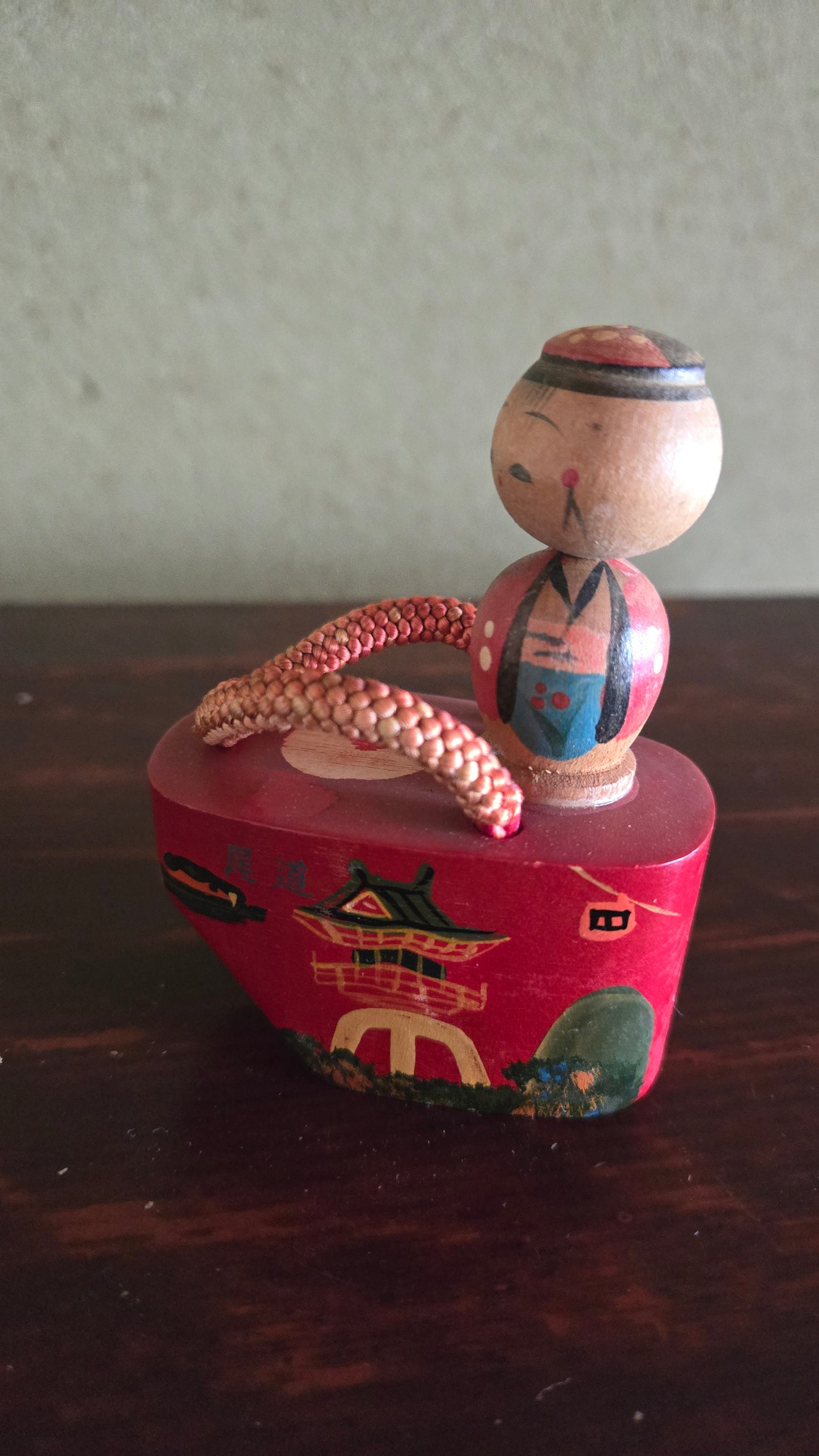 Mini kokeshi sur geta laquée rouge 🏮 — souvenir de temple