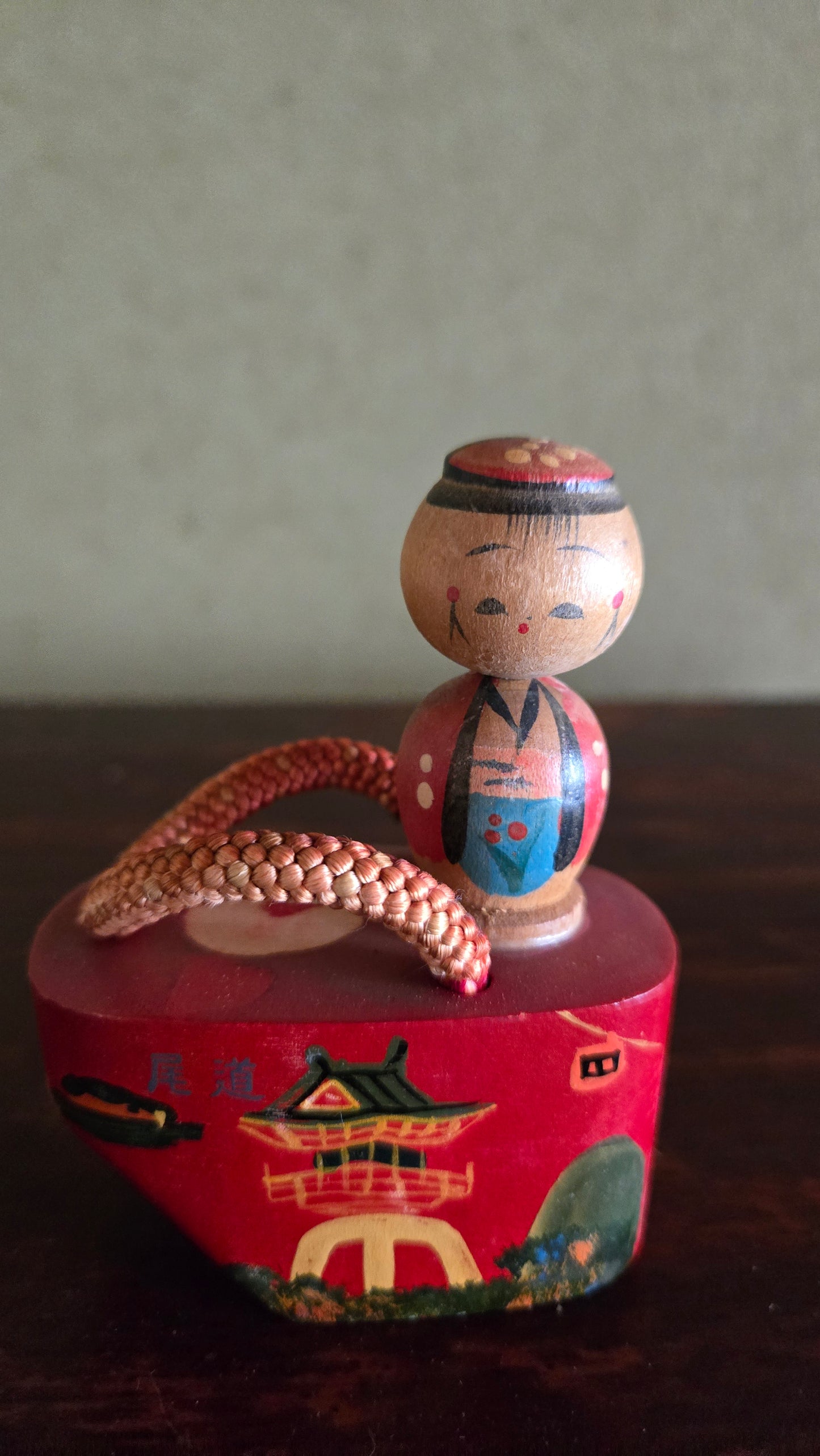 Mini kokeshi sur geta laquée rouge 🏮 — souvenir de temple