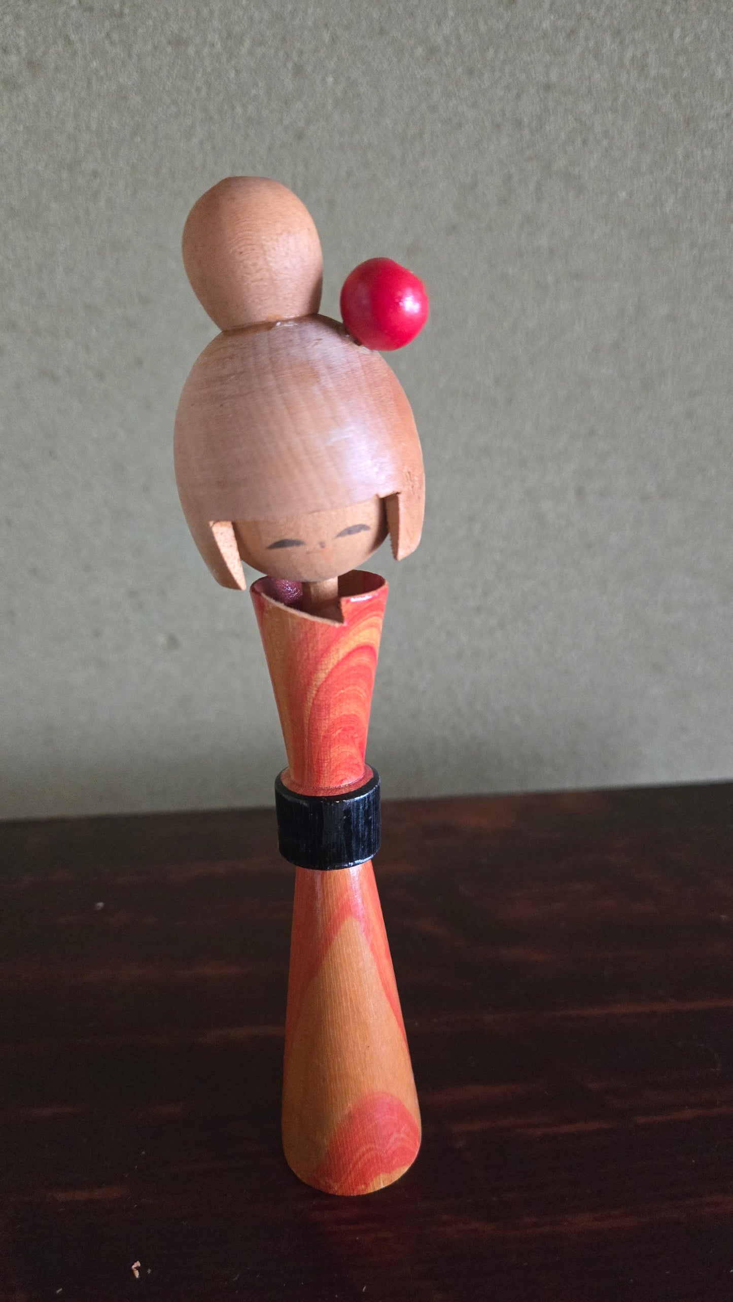 Kokeshi créative sculpturale 🌀 — tourbillons orange & ocr