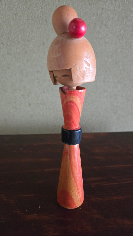 Kokeshi créative sculpturale 🌀 — tourbillons orange & ocr