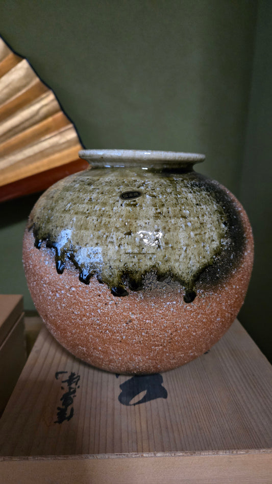 Vase Shigaraki-yaki 信楽焼 🏺 — glaçure verte cendrée, larmes de feu, terre grainée, boîte bois d'origine