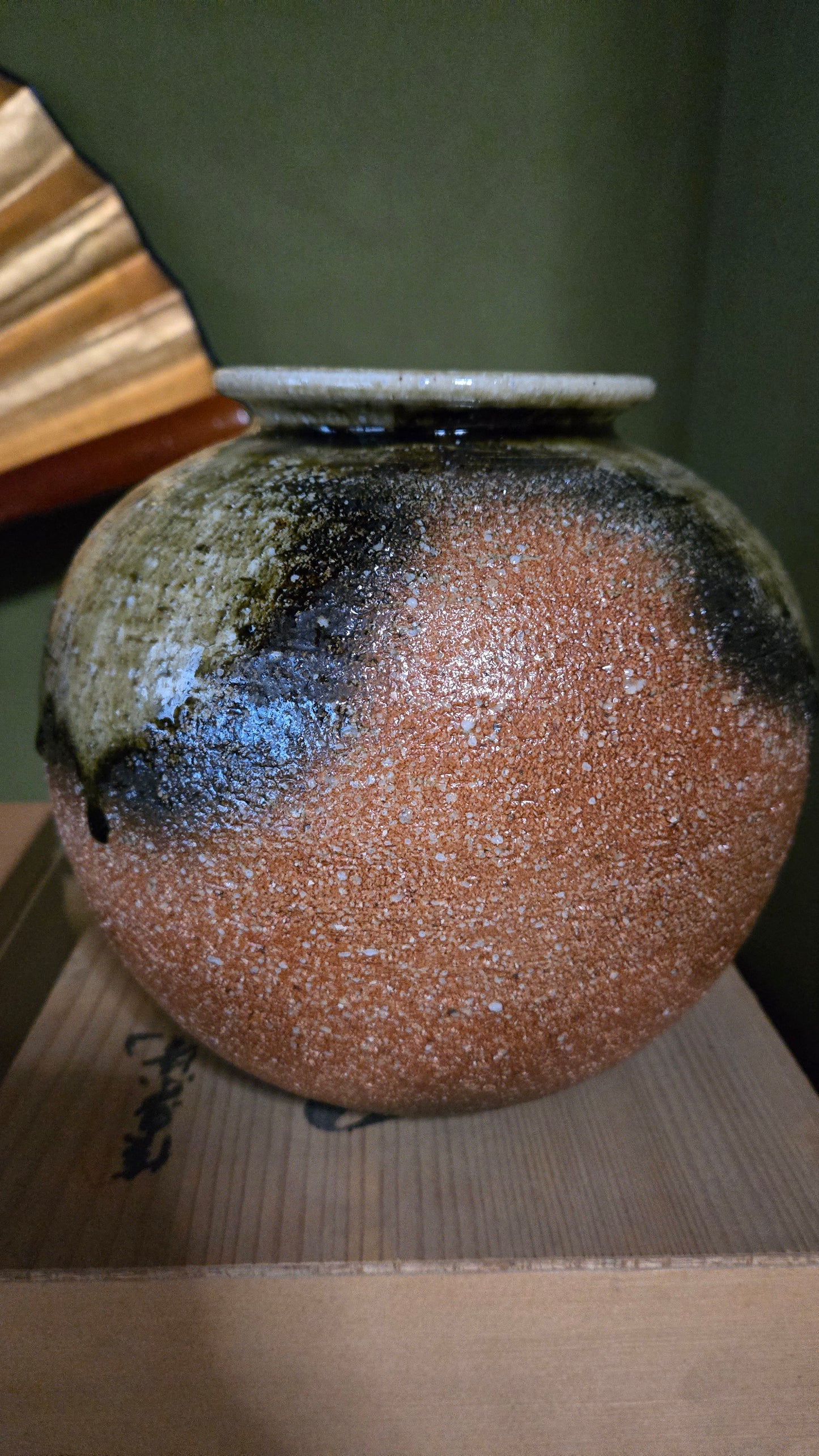Vase Shigaraki-yaki 信楽焼 🏺 — glaçure verte cendrée, larmes de feu, terre grainée, boîte bois d'origine