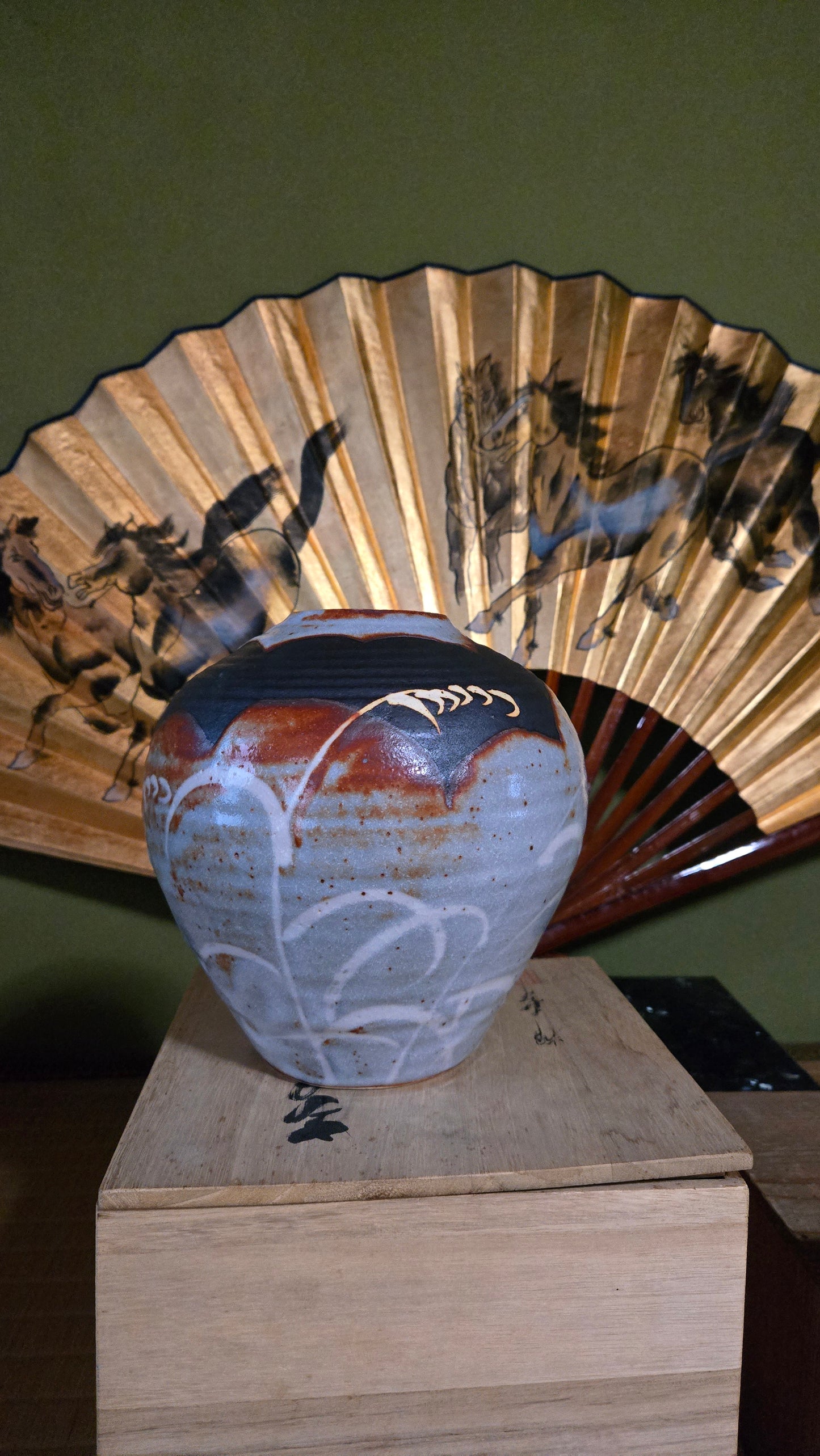Vase Shigaraki-yaki 信楽焼 🏺 — glaçure bleu-gris & rouille