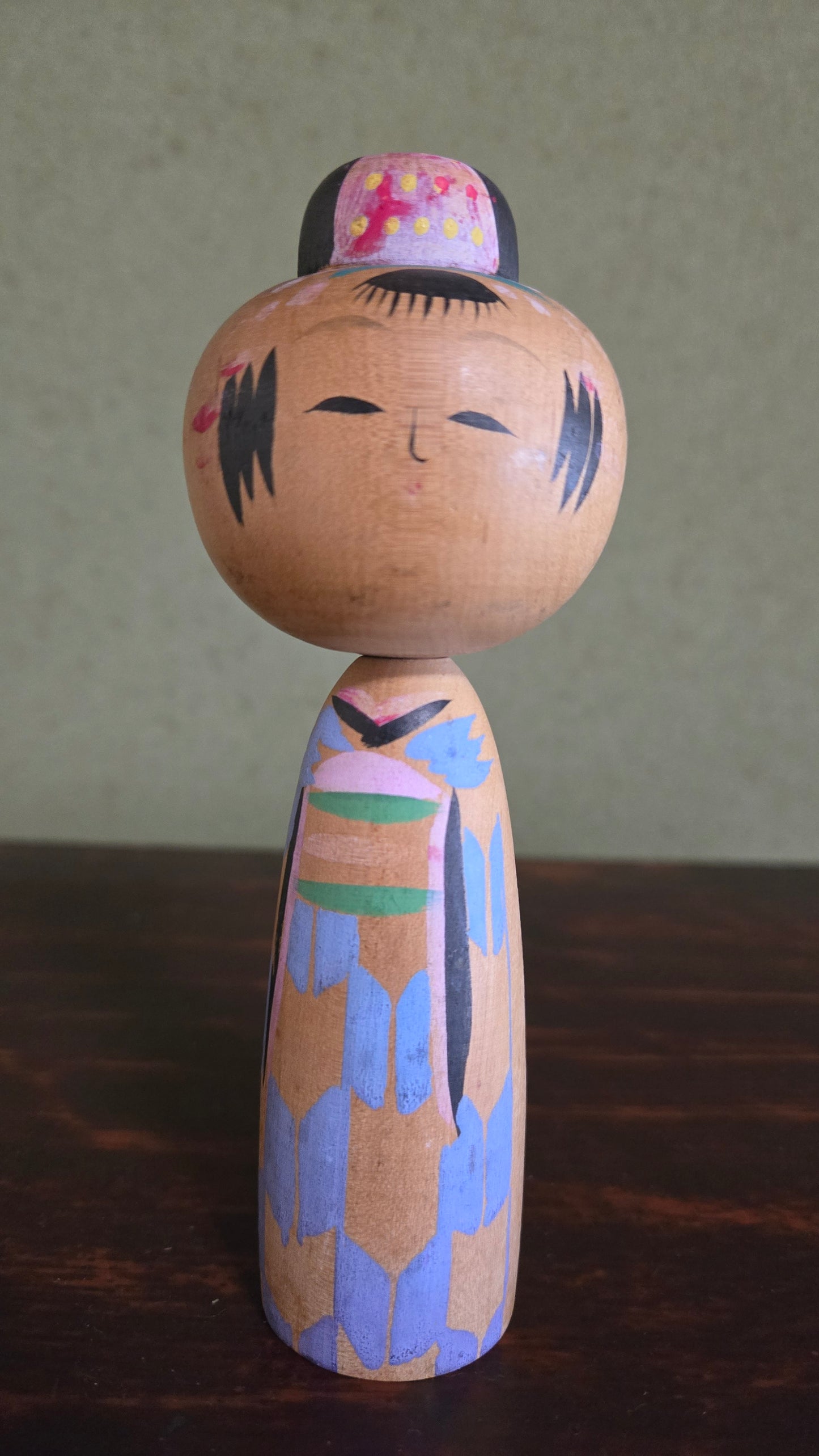 Kokeshi traditionnelle Kijiyama 木地山系 🌸 — iris bleu lavande, chignon rose à pois, signée Akita