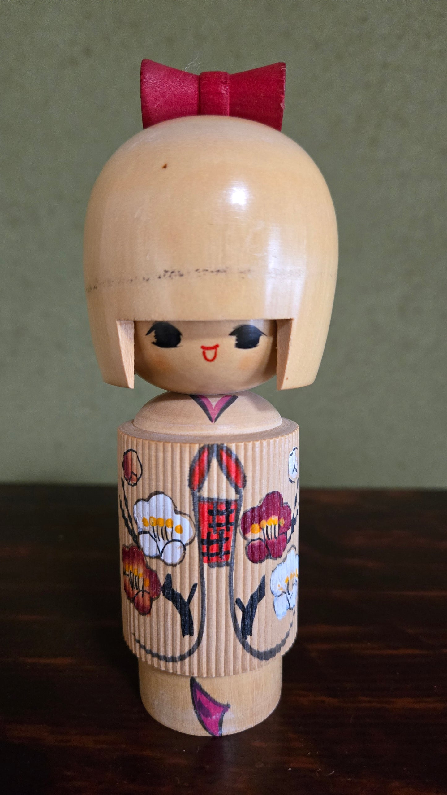 🪆 Kokeshi japonaise artisanale – Fleurs de prunier – Coiffure à frange – Sosaku