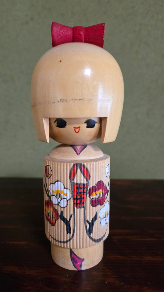 🪆 Kokeshi japonaise artisanale – Fleurs de prunier – Coiffure à frange – Sosaku
