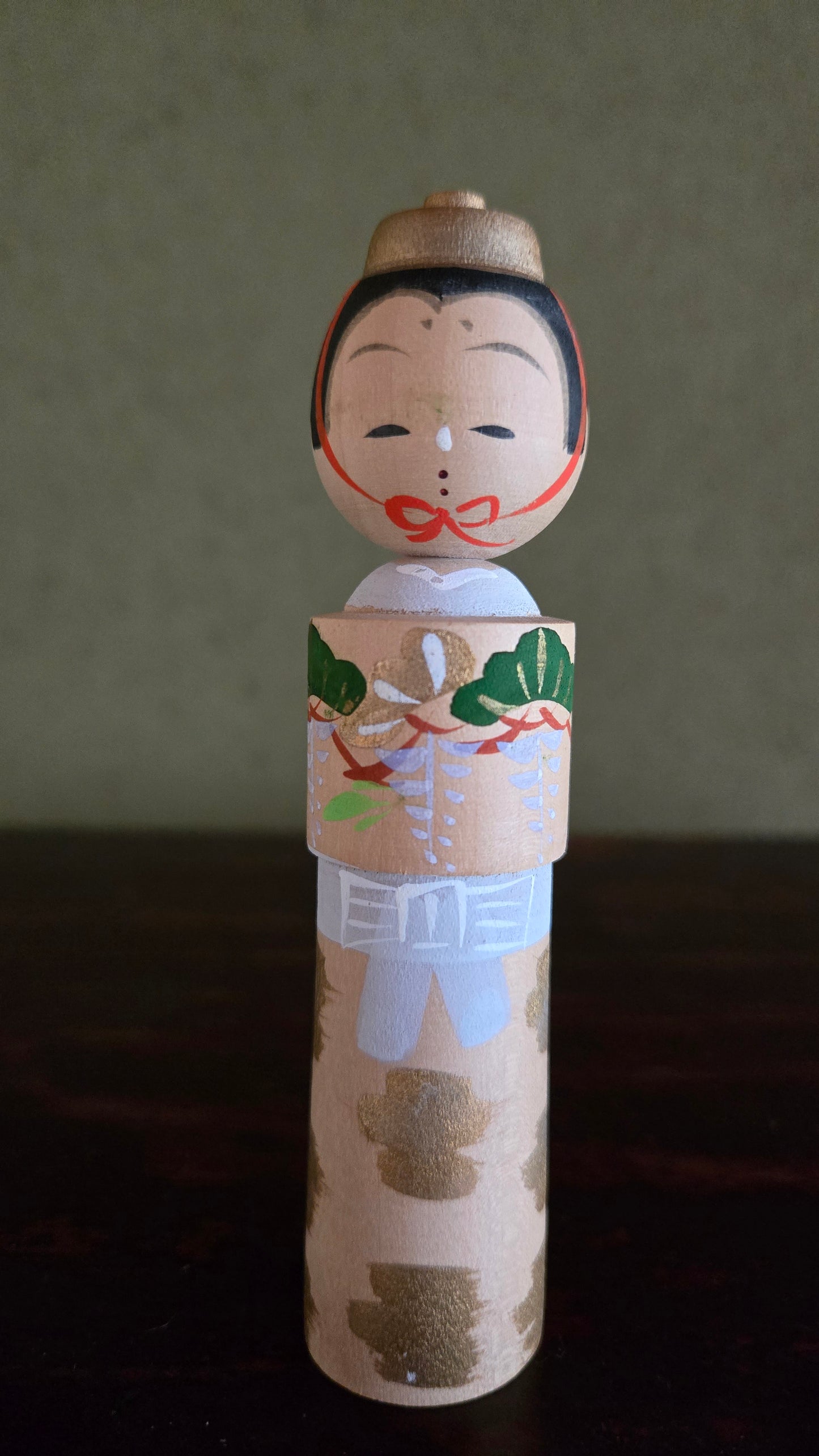 Kokeshi créative 🎭 — masque rouge théâtral, pins dorés & glycine