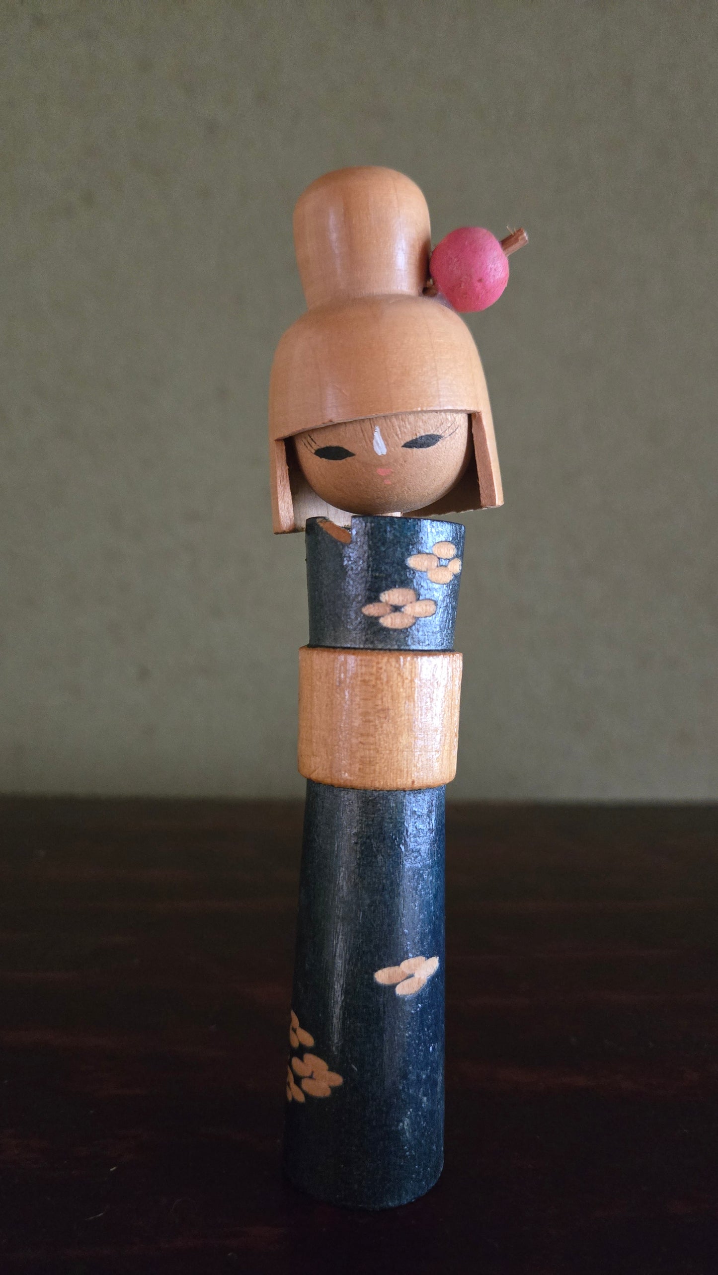Kokeshi créative 🌸 — kimono bleu nuit, fleurs de prunier crème, trois pièces, kanzashi rouge