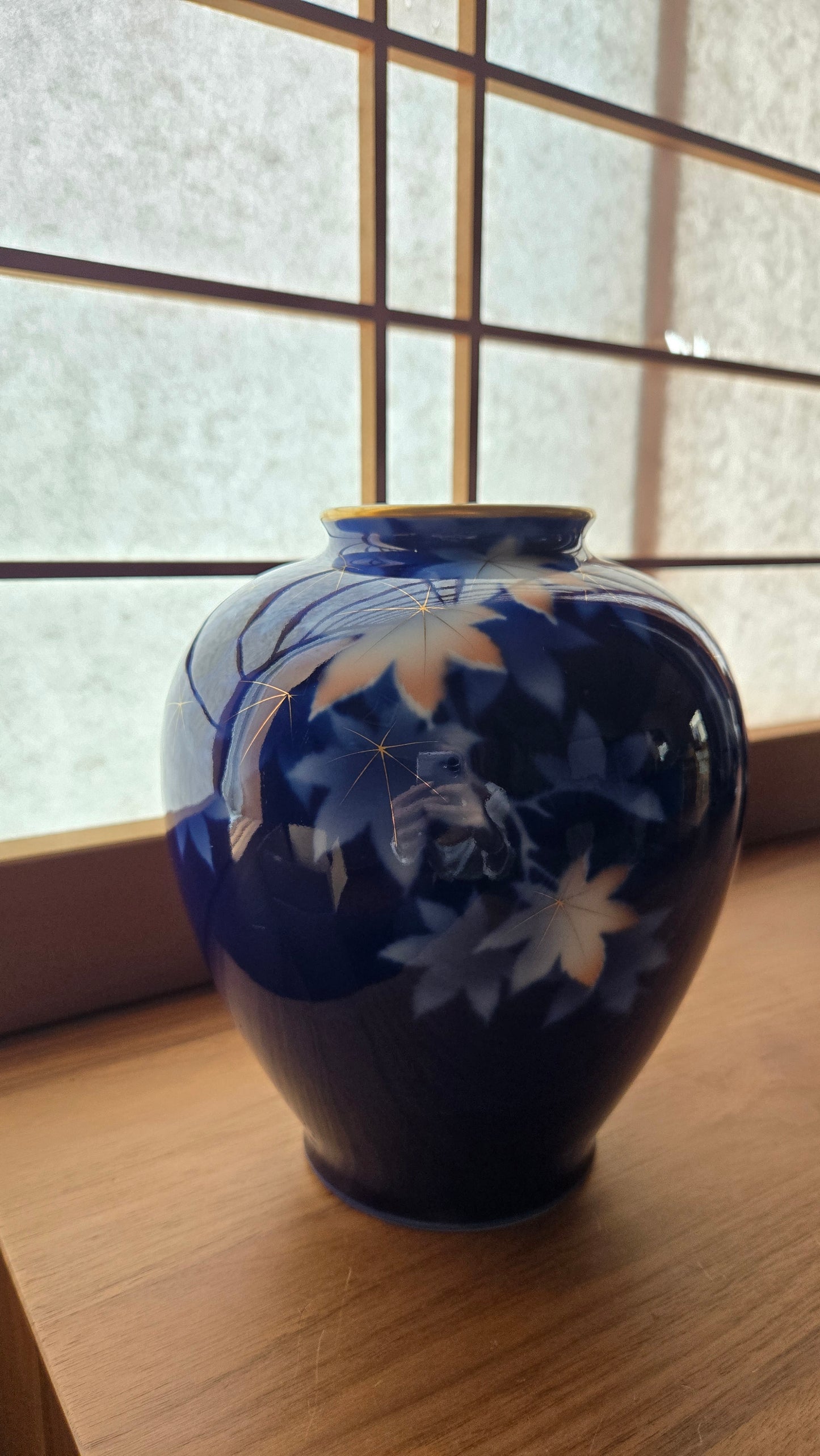 Vase Fukagawa Seiji 深川製磁 🍁 — porcelaine d'Arita, bleu cobalt profond, feuilles d'érable & nervures dorées, momiji