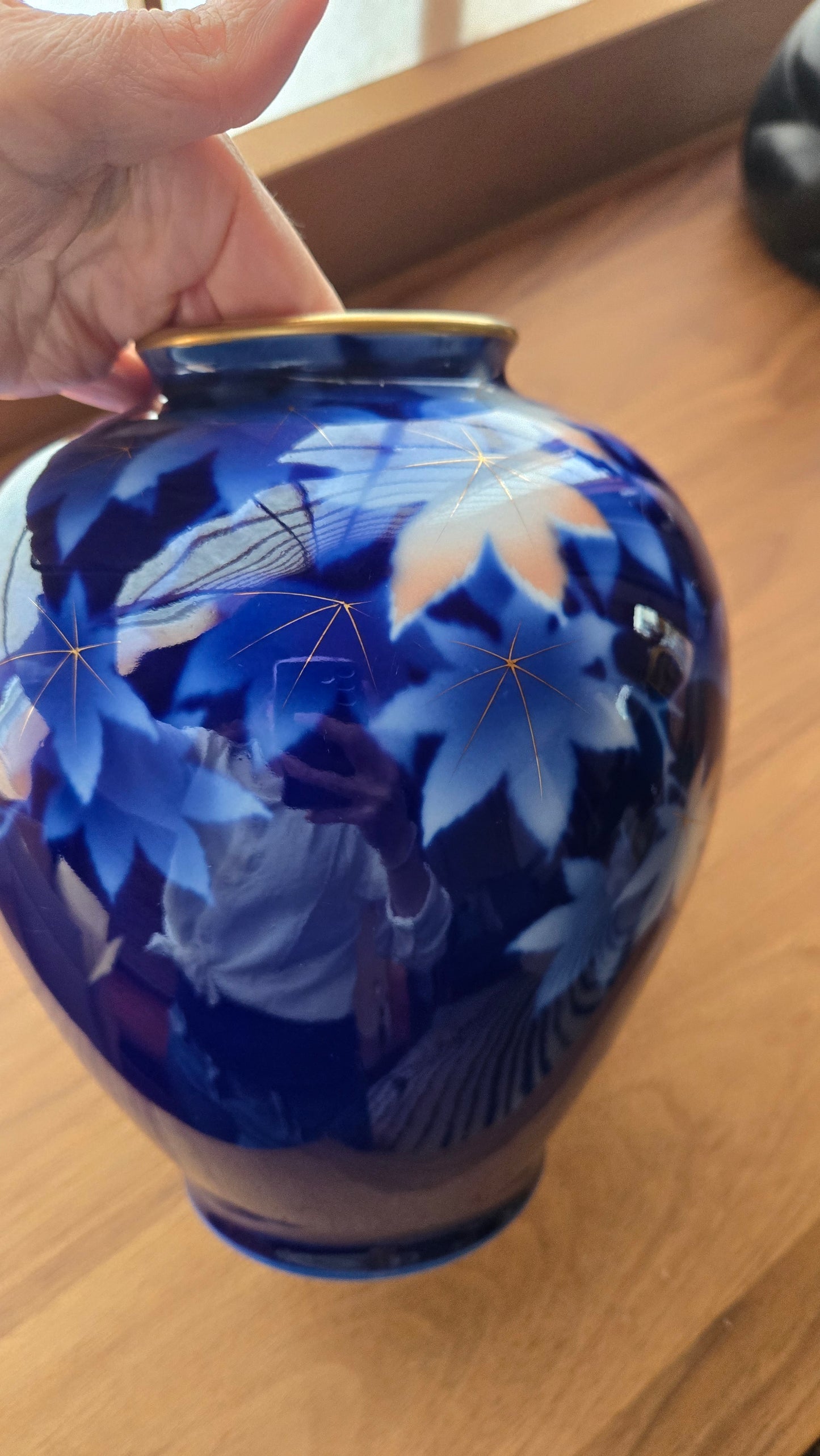 Vase Fukagawa Seiji 深川製磁 🍁 — porcelaine d'Arita, bleu cobalt profond, feuilles d'érable & nervures dorées, momiji