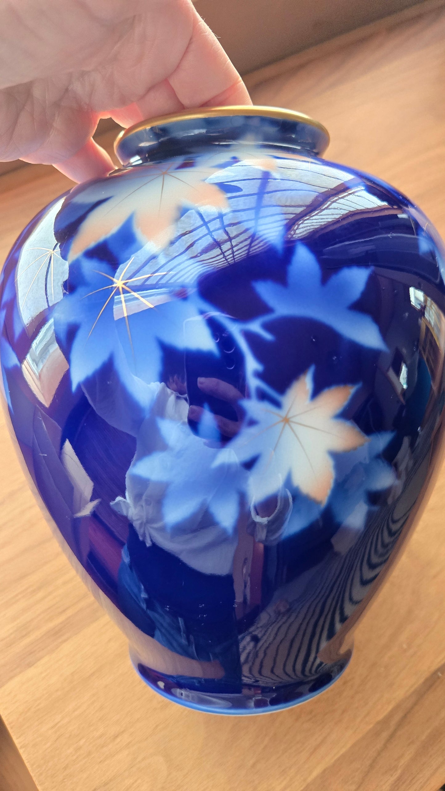 Vase Fukagawa Seiji 深川製磁 🍁 — porcelaine d'Arita, bleu cobalt profond, feuilles d'érable & nervures dorées, momiji