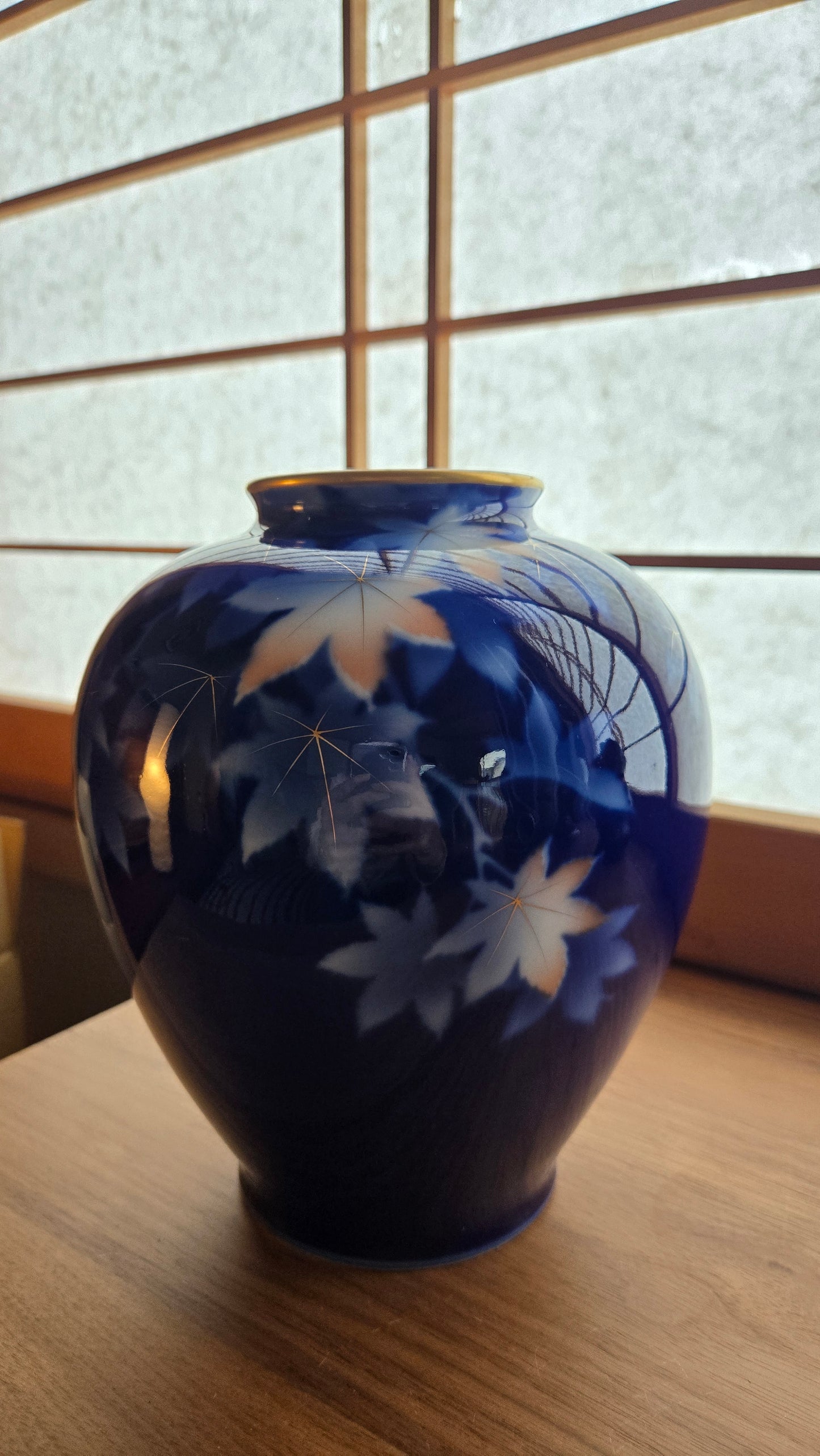 Vase Fukagawa Seiji 深川製磁 🍁 — porcelaine d'Arita, bleu cobalt profond, feuilles d'érable & nervures dorées, momiji