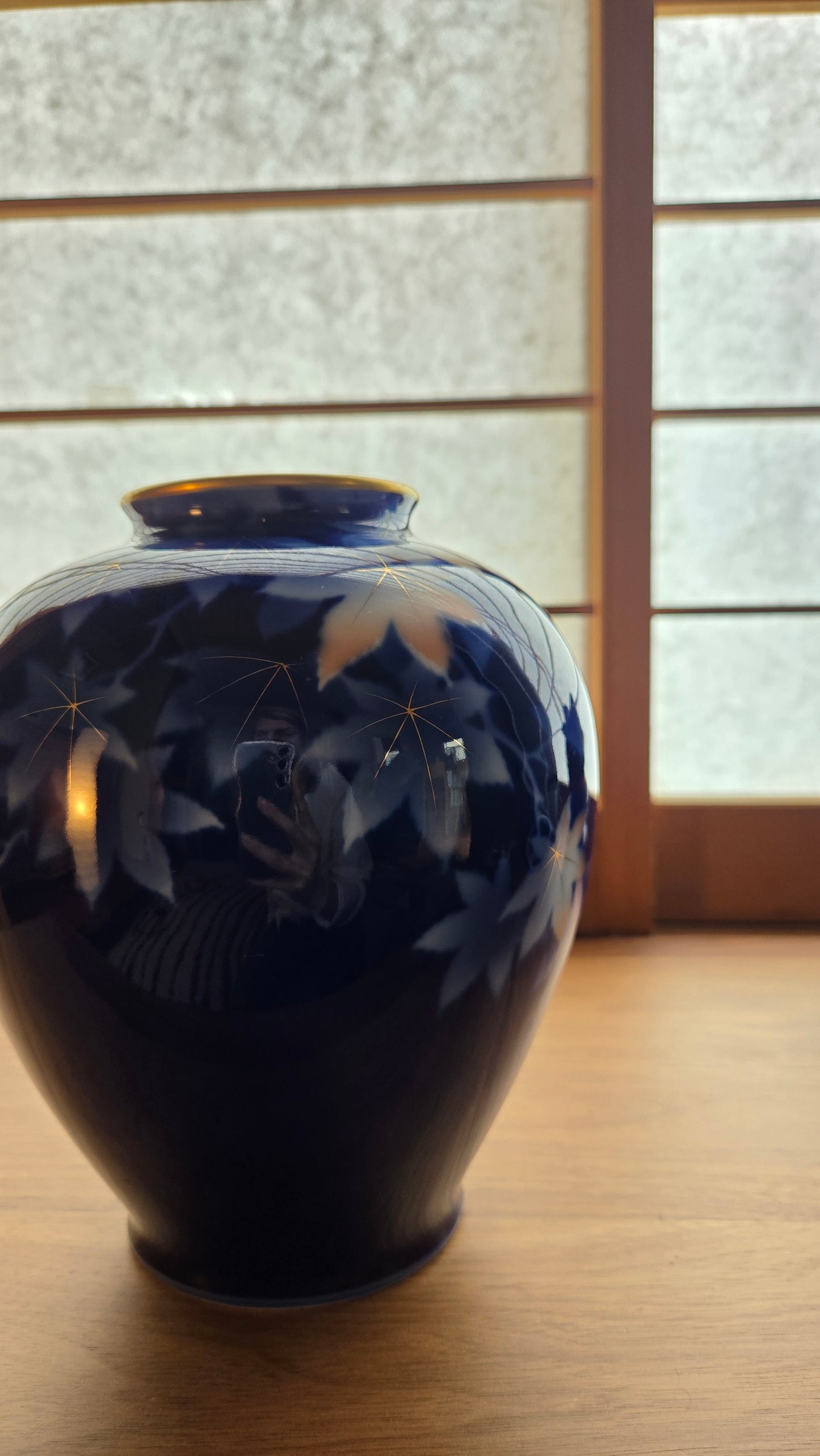 Vase Fukagawa Seiji 深川製磁 🍁 — porcelaine d'Arita, bleu cobalt profond, feuilles d'érable & nervures dorées, momiji
