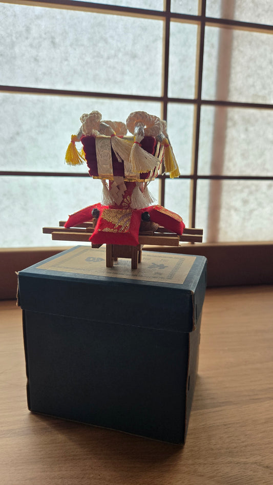 Taiko-dai 太鼓台 🏮 — char de festival miniature, brocart rouge & or, pompons, boîte d'origine, artisanat folklorique japonais