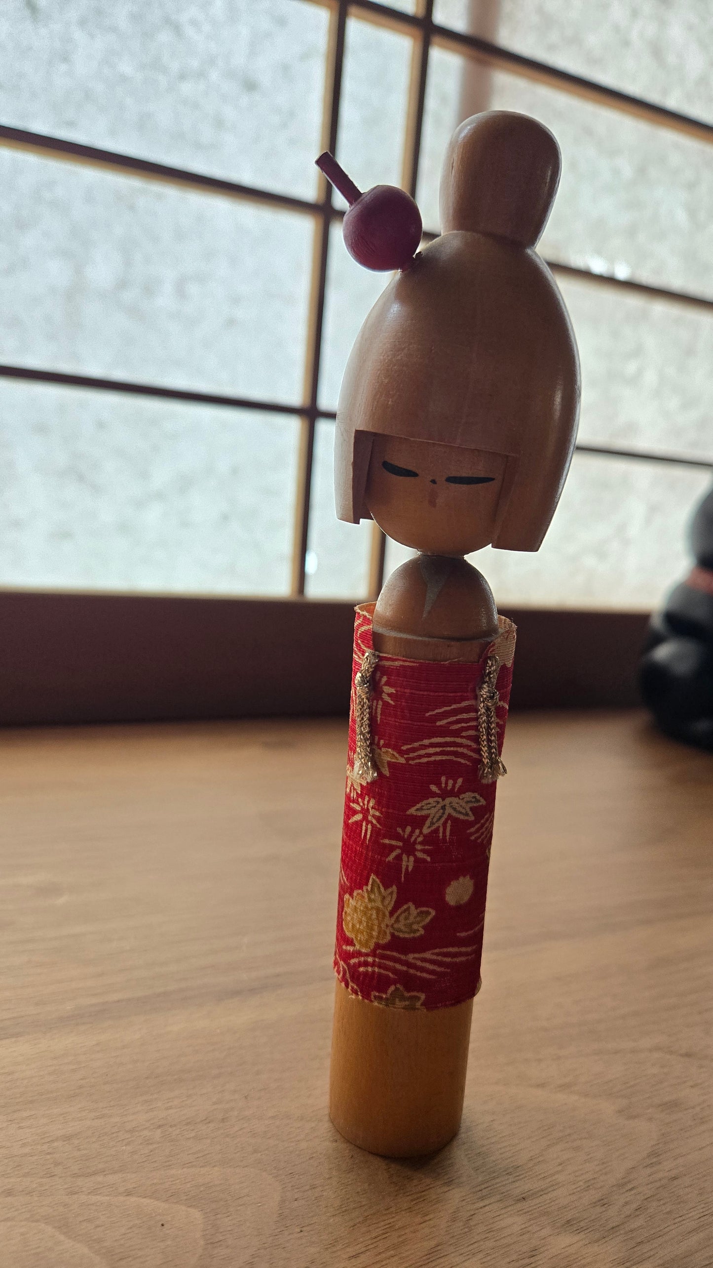 Kokeshi créative 🌸 — kimono en tissu véritable rouge