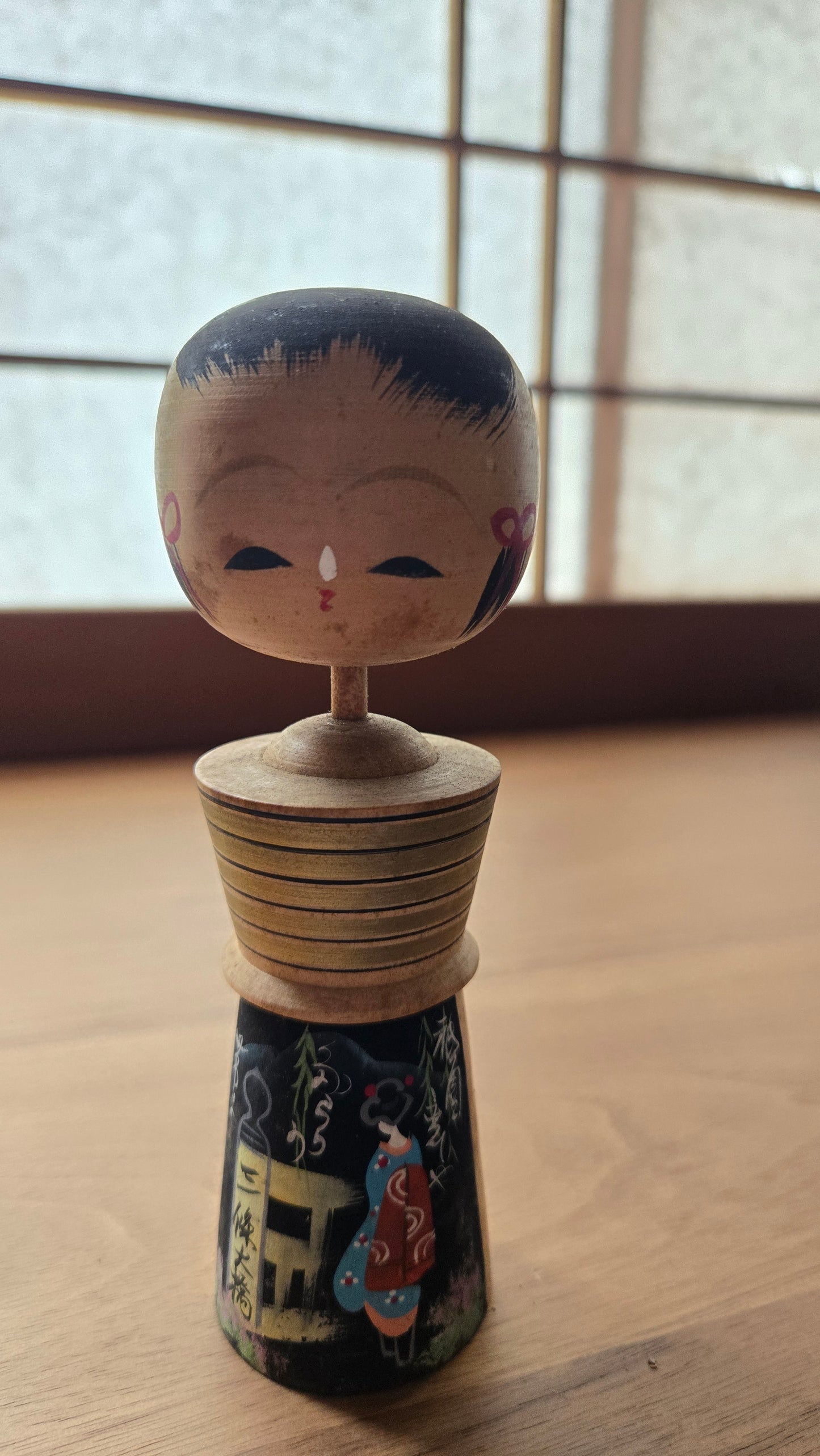 Kokeshi créative 🌸 — scène nocturne geisha & Miho no Matsubara, bandes dorées, 14 cm