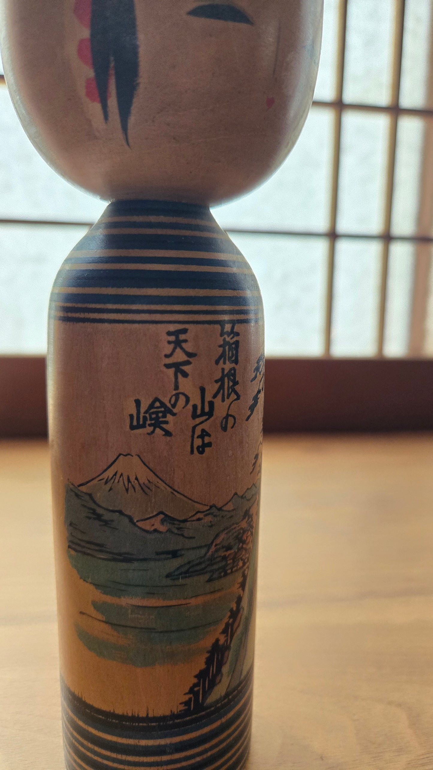 Kokeshi créative Hakone 箱根 🗻 — paysage ukiyo-e, Mont Fuji, vers calligraphiés, bandes bleues, 14 cm