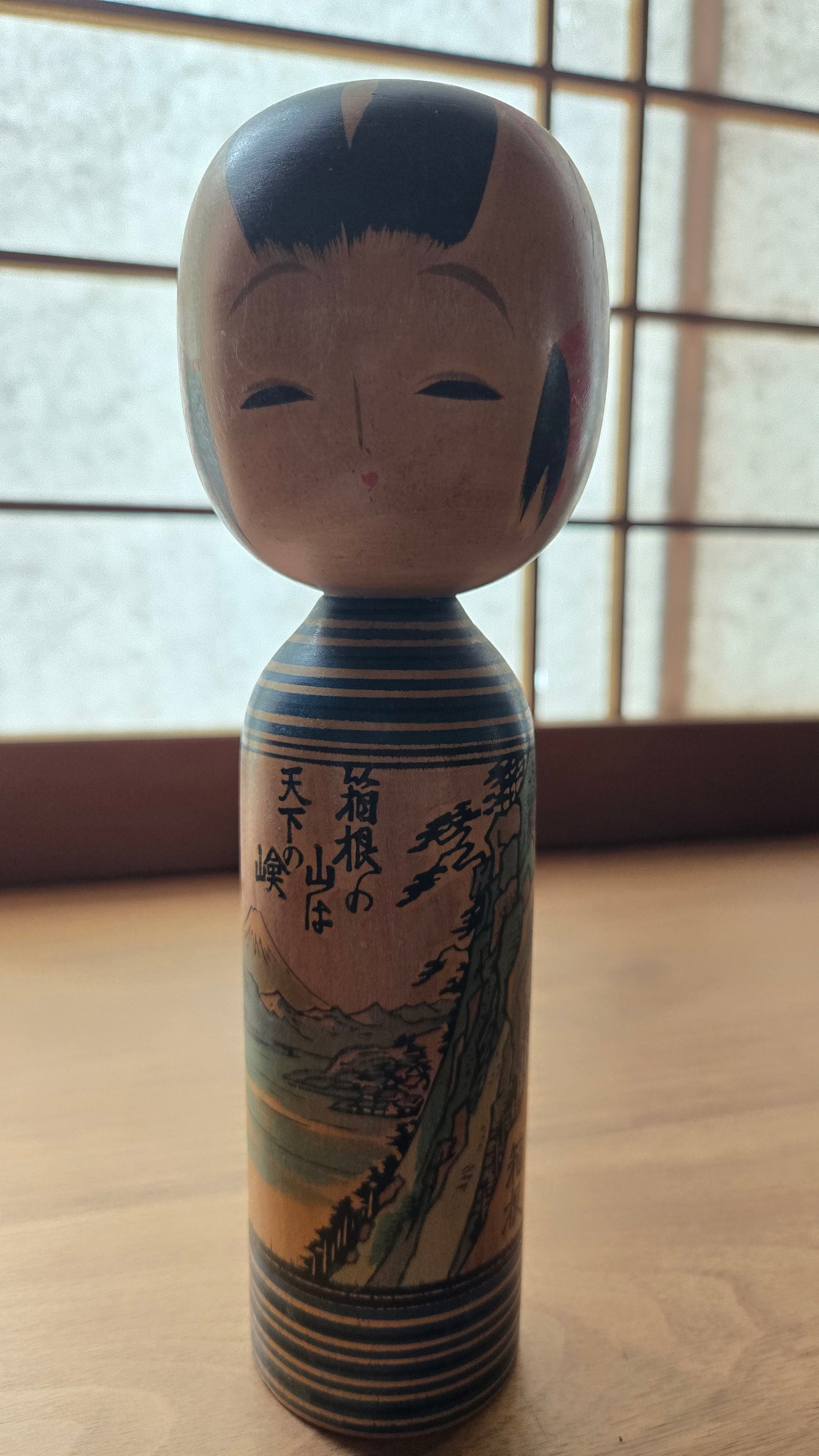Kokeshi créative Hakone 箱根 🗻 — paysage ukiyo-e, Mont Fuji, vers calligraphiés, bandes bleues, 14 cm