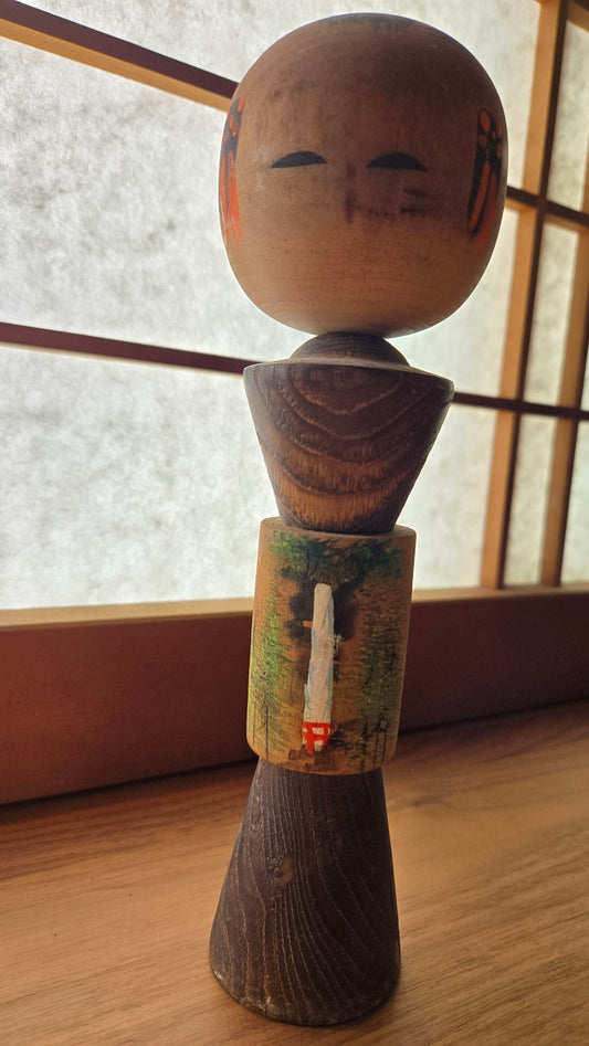 Kokeshi créative 🌿 — cascade & torii rouge - 24 cm