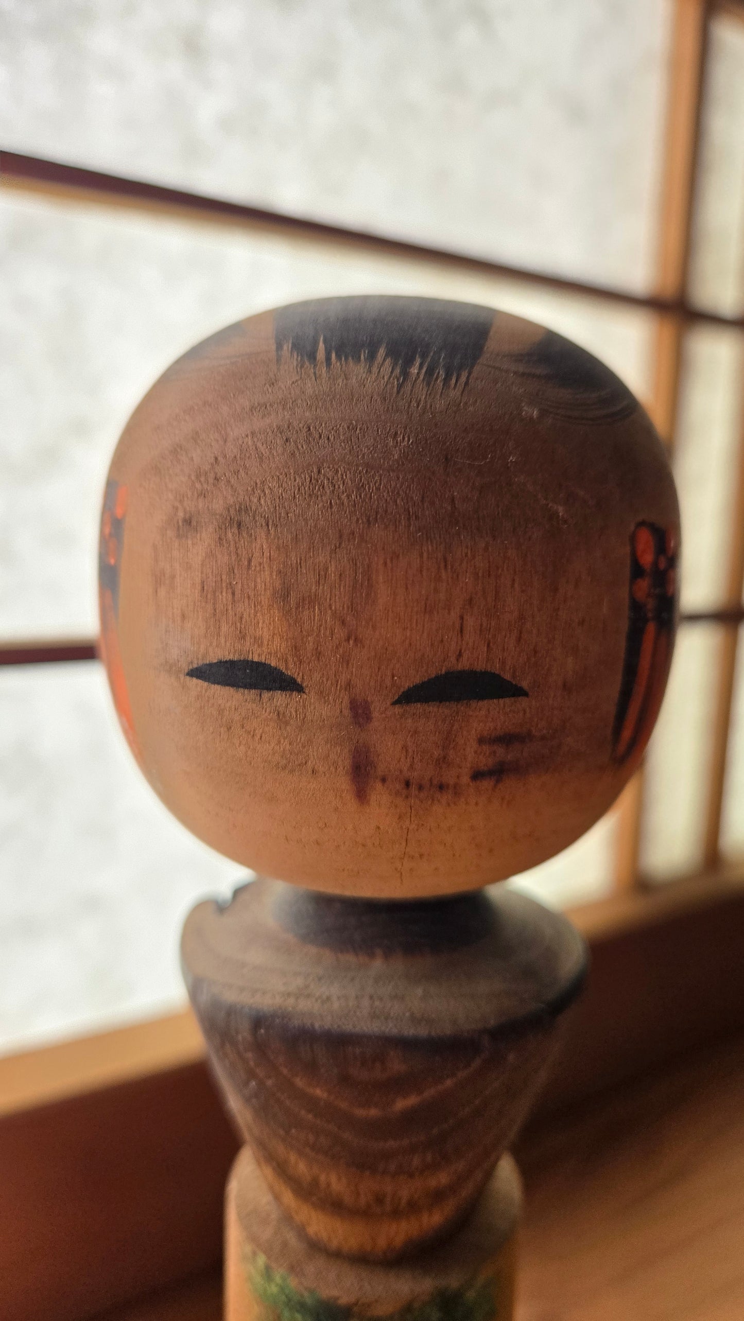 Kokeshi créative 🌿 — cascade & torii rouge - 24 cm
