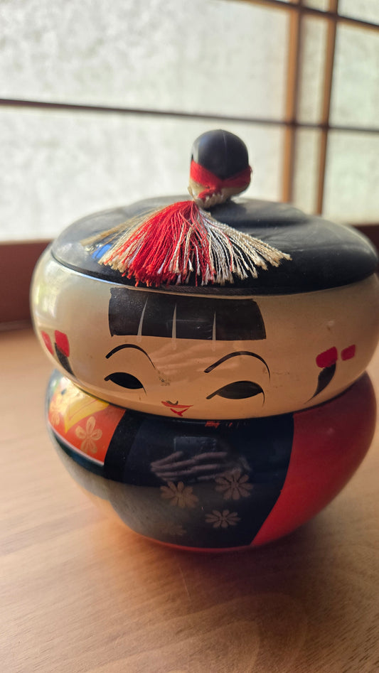 Boîte laquée kokeshi geisha 🎍 — trois parties 12 cm
