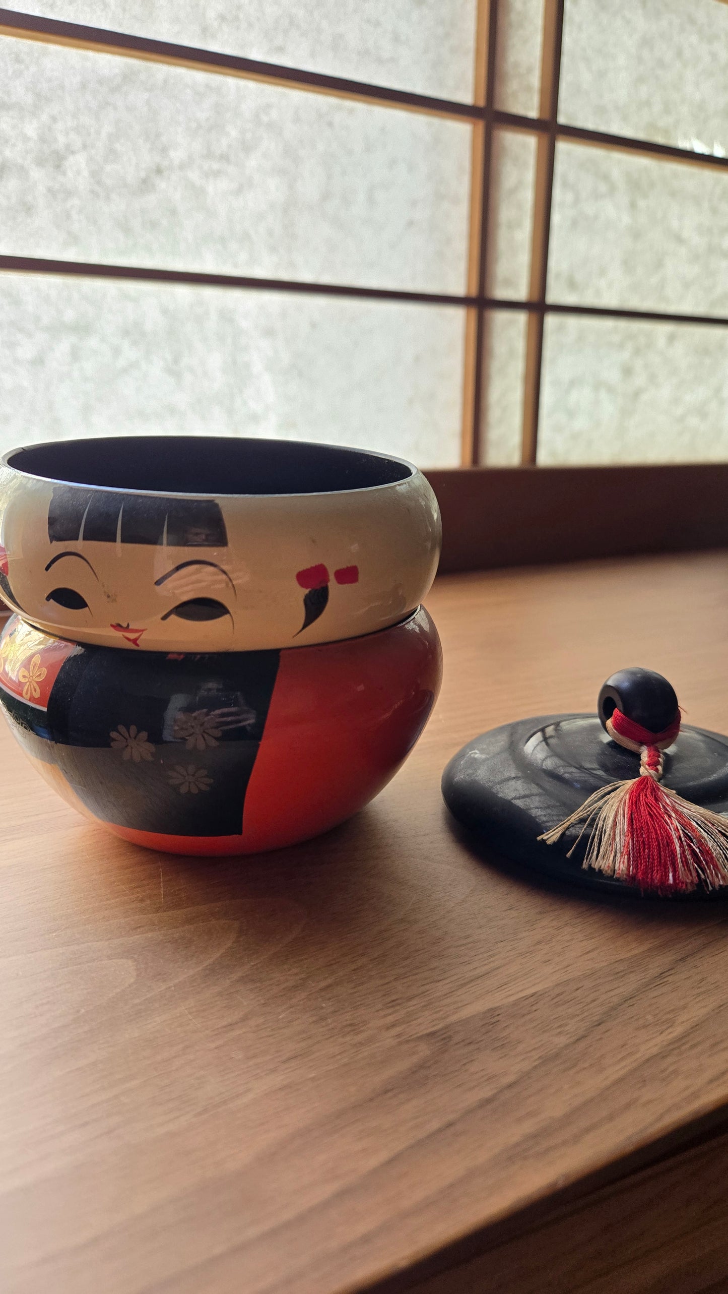 Boîte laquée kokeshi geisha 🎍 — trois parties 12 cm