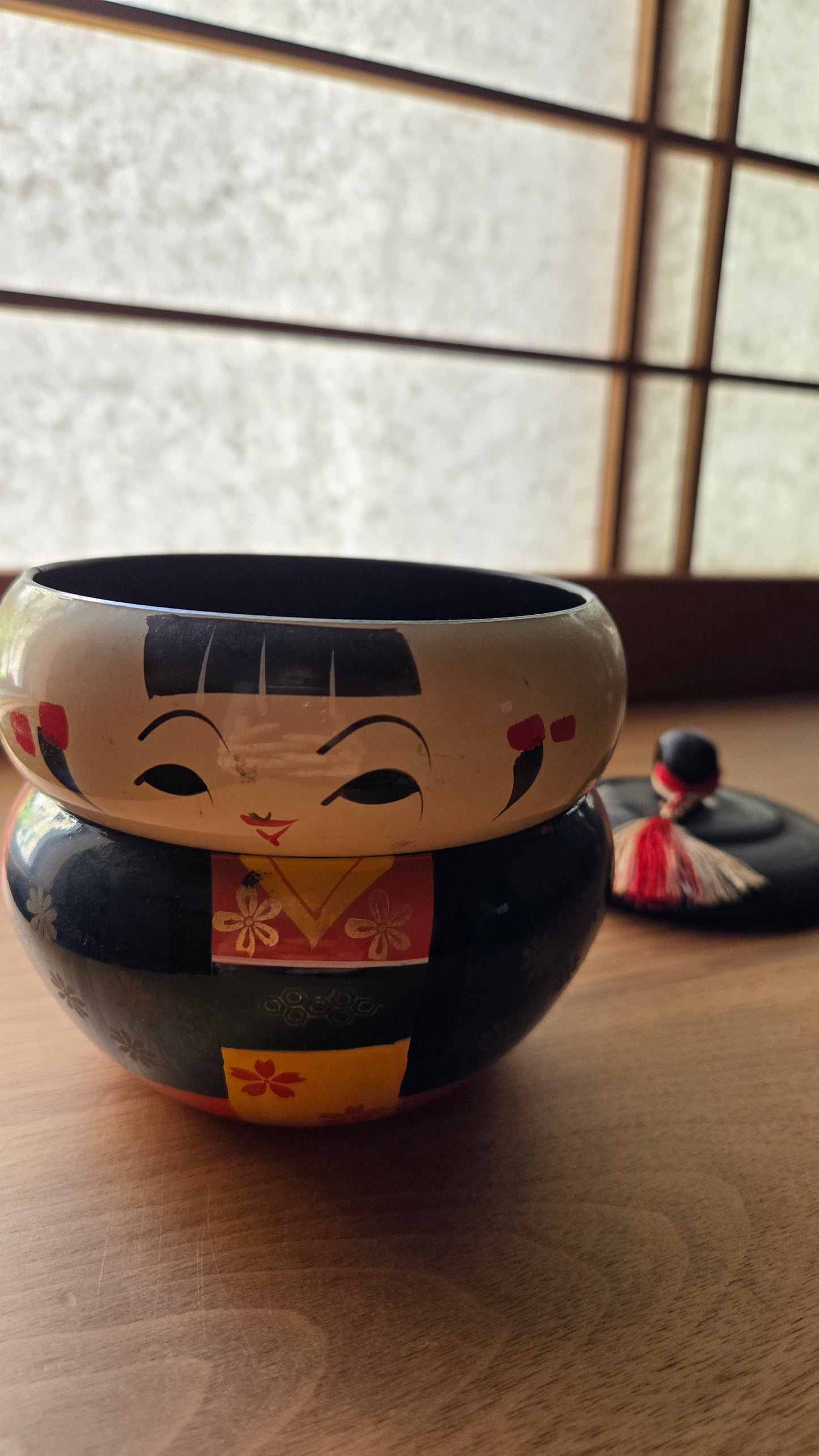 Boîte laquée kokeshi geisha 🎍 — trois parties 12 cm