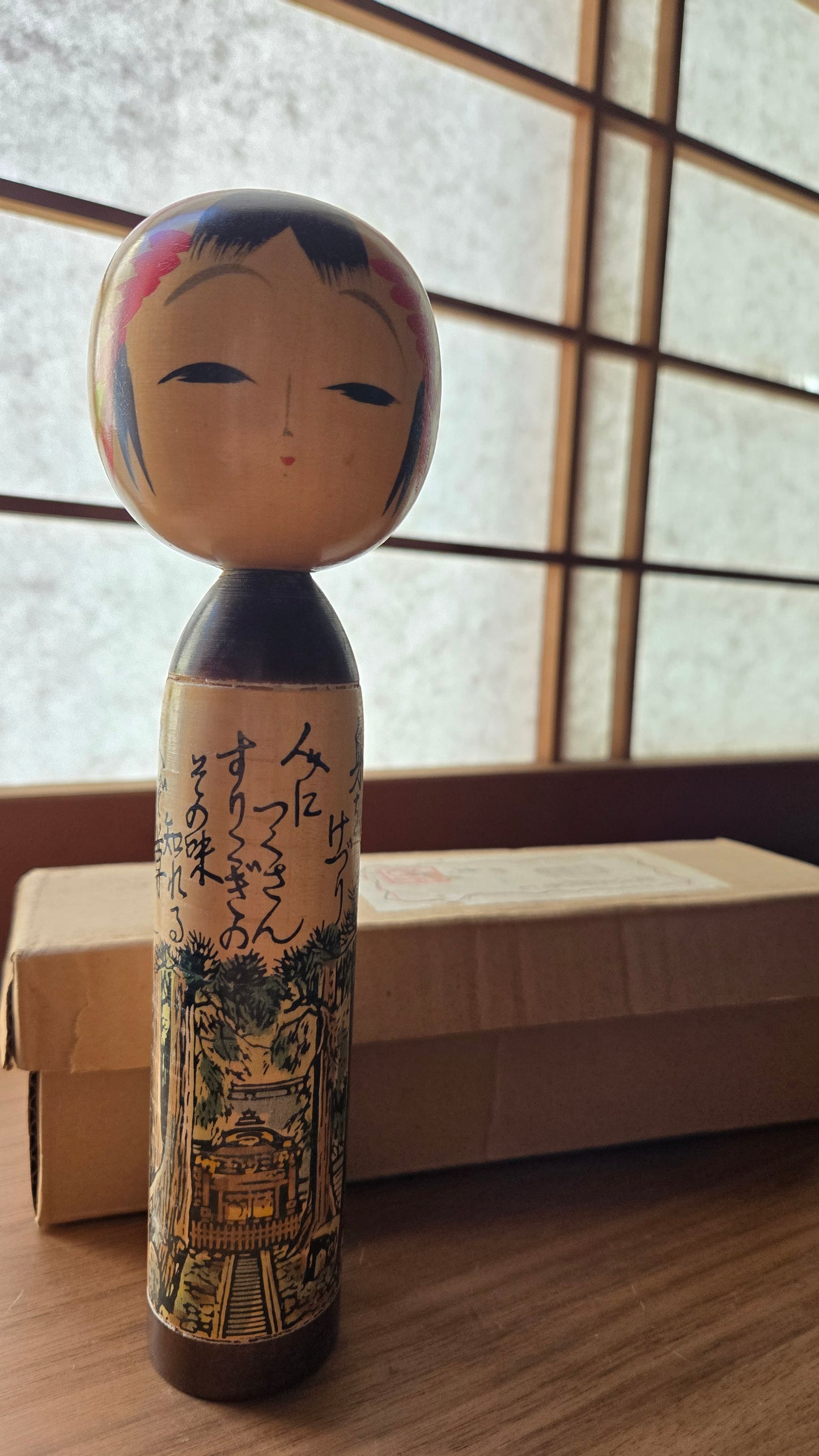 Kokeshi 旅人 Tabibito 🏯 — "Le Voyageur", signée Kaoru, sanctuaire & poème calligraphié, boîte d'origine, 22 cm