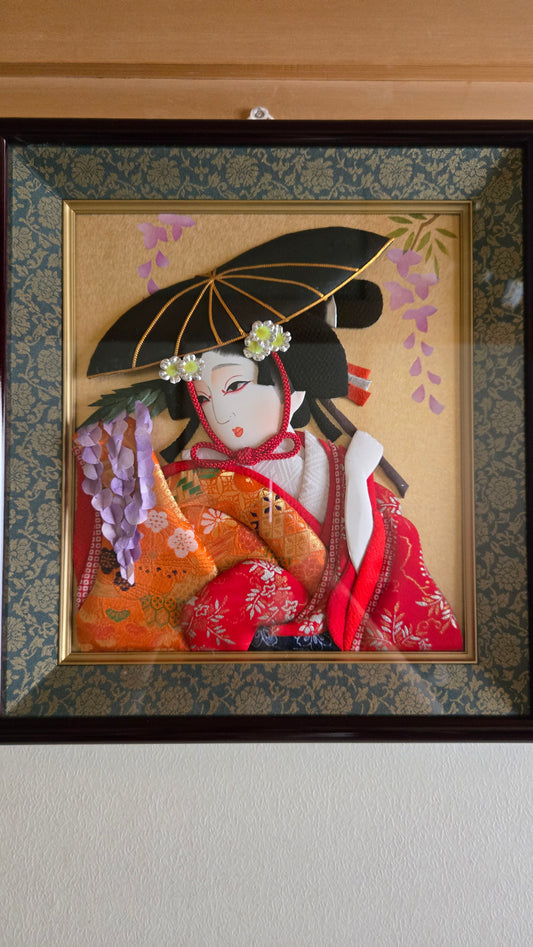 Tableau oshi-e 押し絵 🌸 — oiran à l'ombrelle, brocart soie rouge & or, glycine en relief, cadre laqué, 35×32 cm