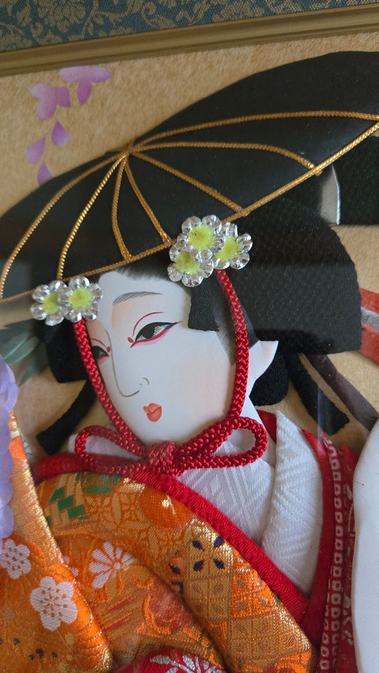 Tableau oshi-e 押し絵 🌸 — oiran à l'ombrelle, brocart soie rouge & or, glycine en relief, cadre laqué, 35×32 cm