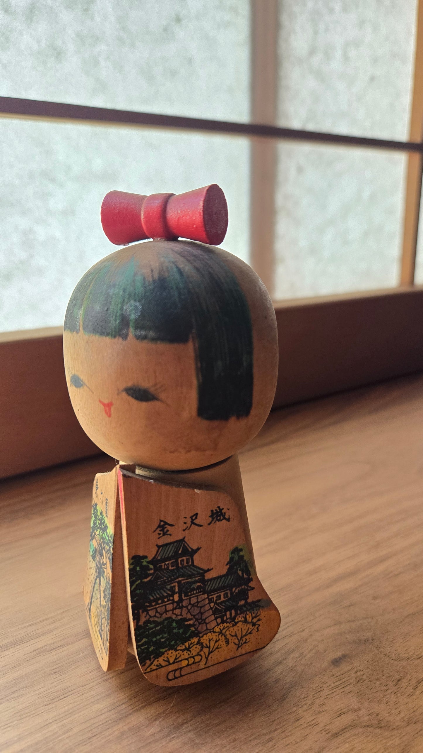 Kokeshi créative Kanazawa 金沢 🏯 — château & jardin Kenroku-en, manches sculptées, nœud rouge, 13 cm