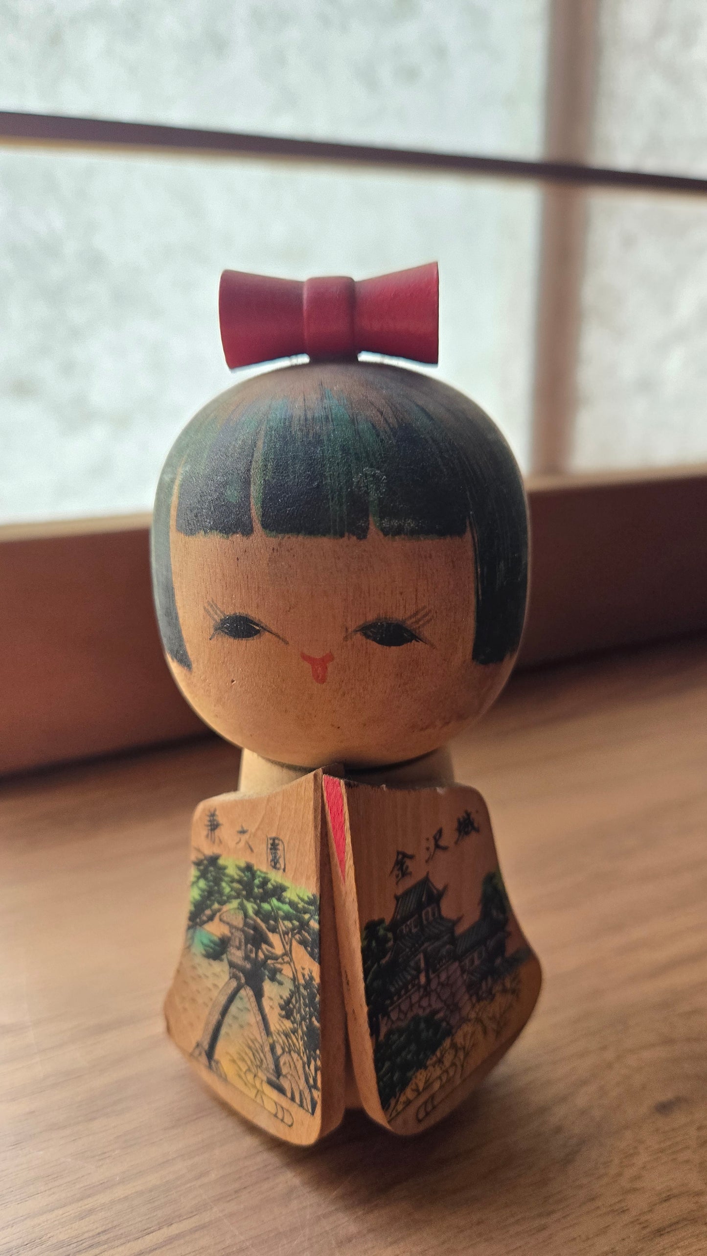 Kokeshi créative Kanazawa 金沢 🏯 — château & jardin Kenroku-en, manches sculptées, nœud rouge, 13 cm