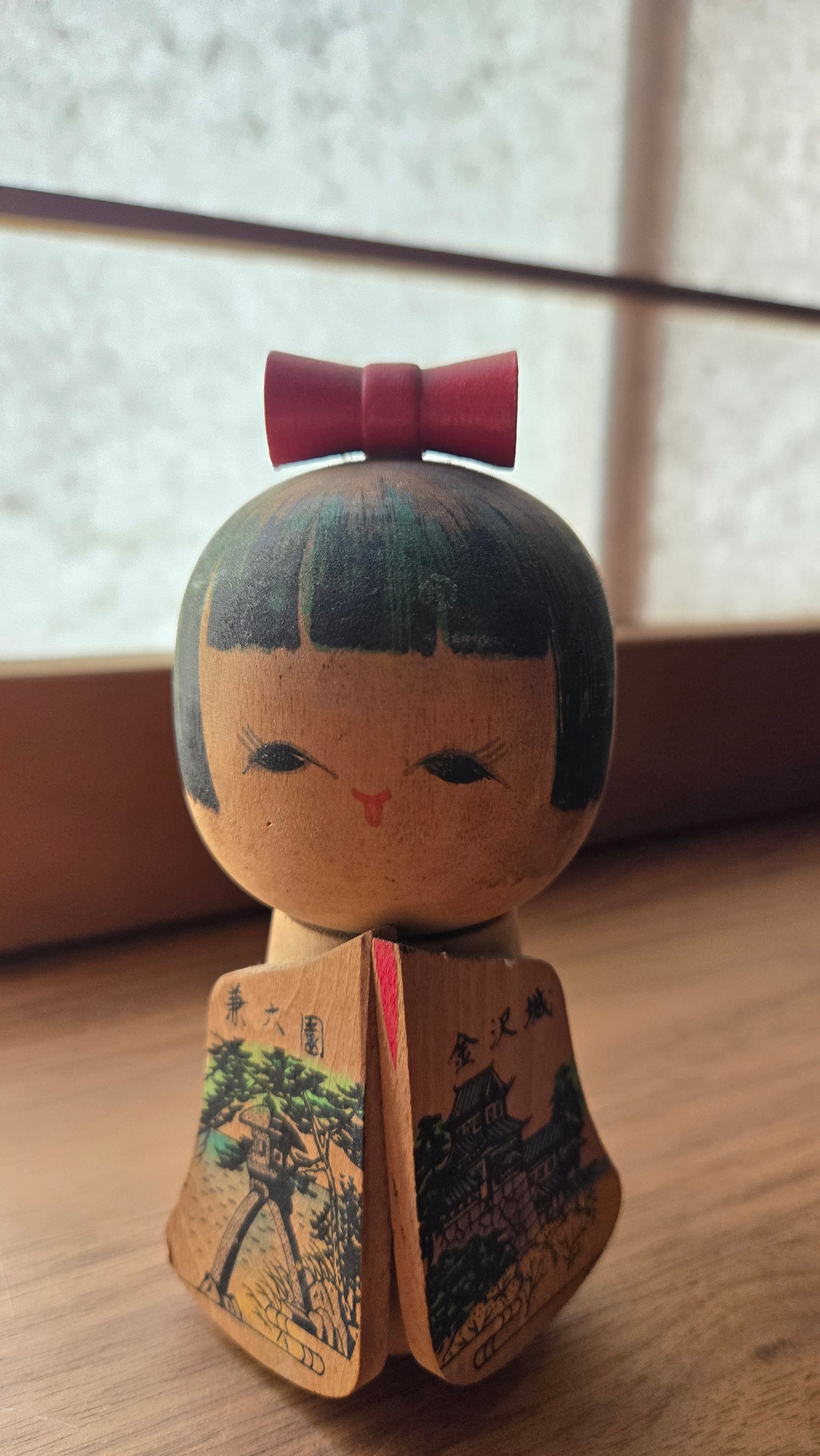 Kokeshi créative Kanazawa 金沢 🏯 — château & jardin Kenroku-en, manches sculptées, nœud rouge, 13 cm