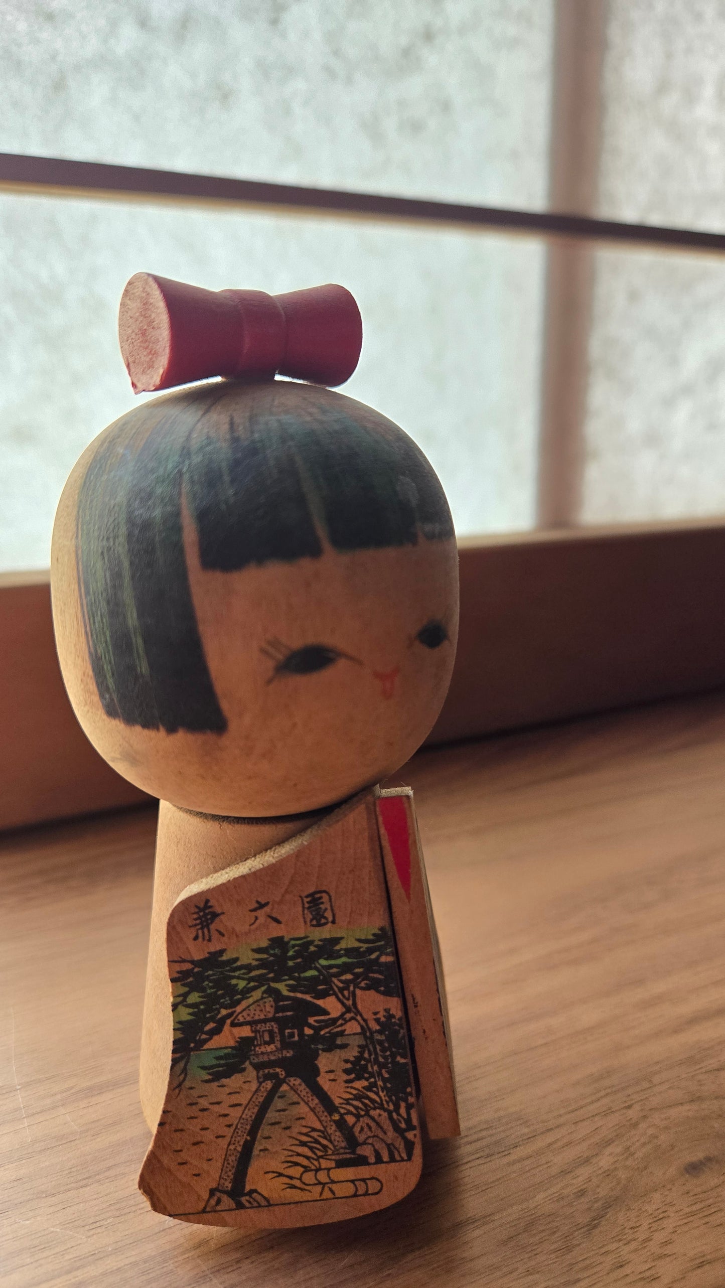 Kokeshi créative Kanazawa 金沢 🏯 — château & jardin Kenroku-en, manches sculptées, nœud rouge, 13 cm