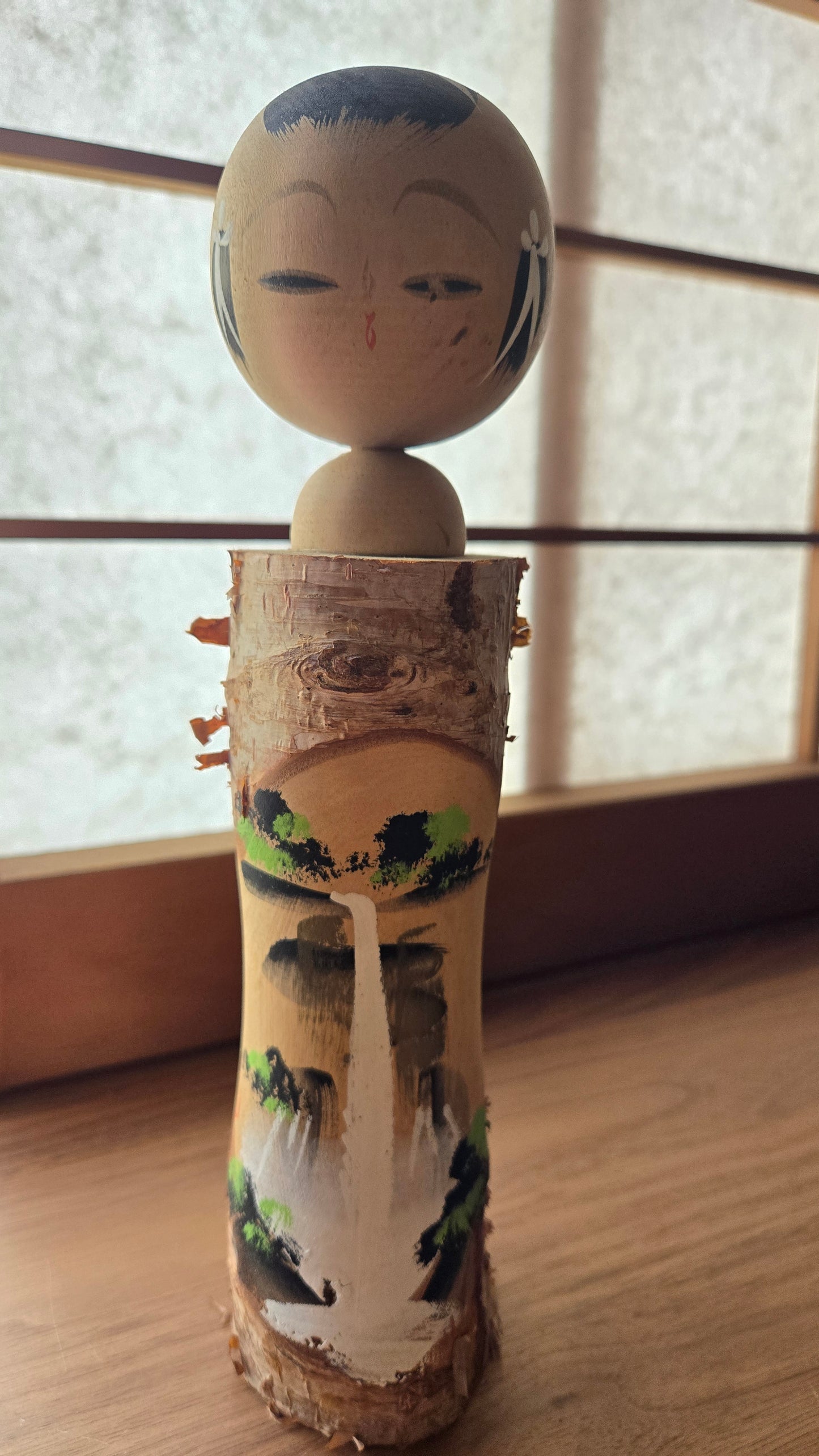 Kokeshi primée 近代名作 🏆 — écorce de bouleau, cascade sumi-e, Prix Yomiuri & Asahi Shimbun, signée Bitoku, 27 cm