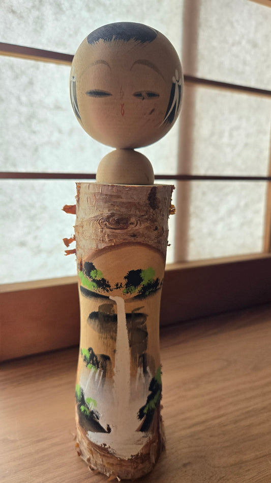 Kokeshi primée 近代名作 🏆 — écorce de bouleau, cascade sumi-e, Prix Yomiuri & Asahi Shimbun, signée Bitoku, 27 cm