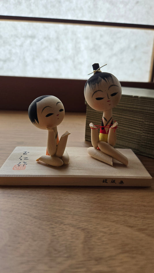 🪆 Duo de figurines en bois sculpté — Scène de dévidage de laine — Iizaka Onsen