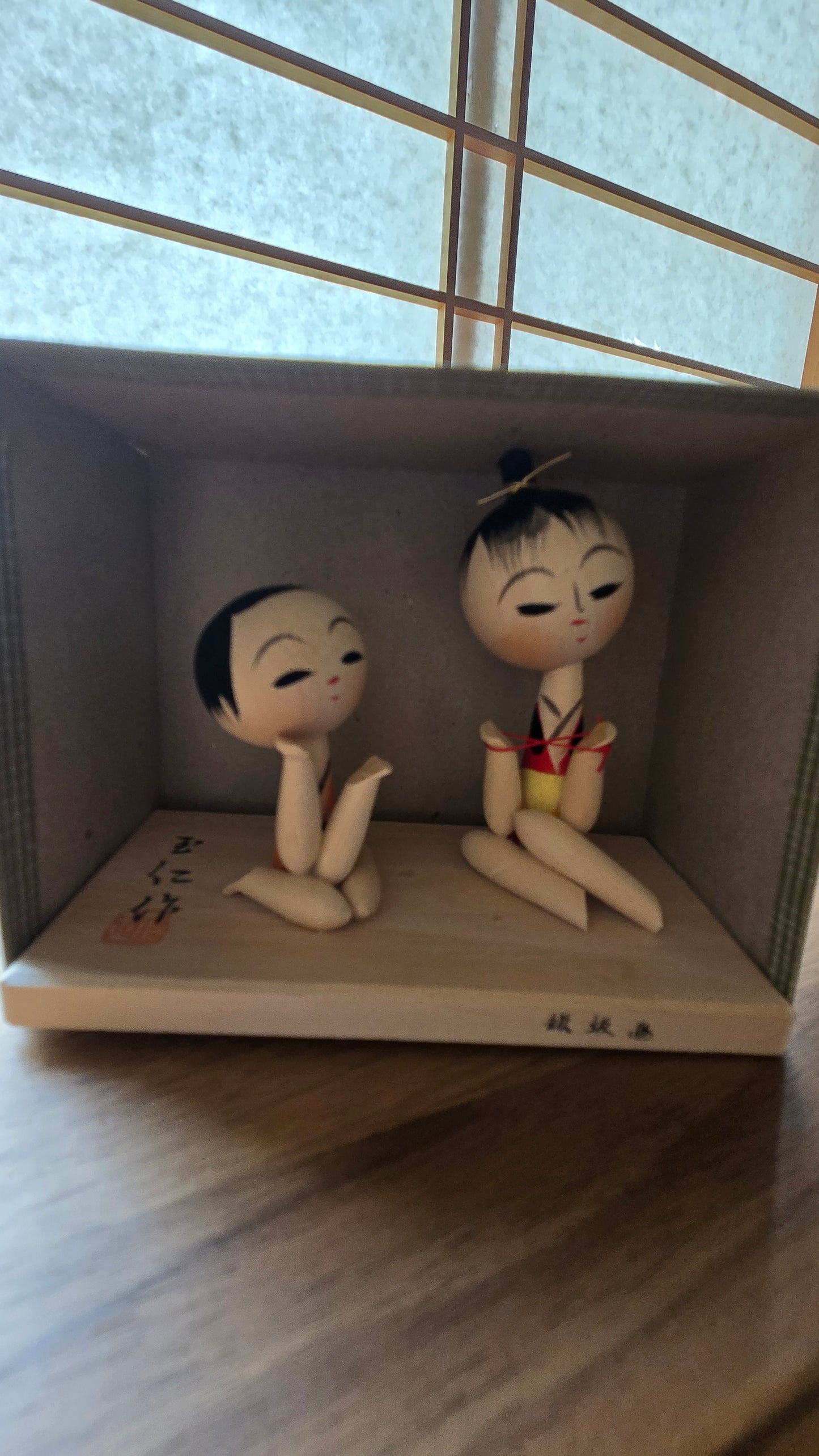 🪆 Duo de figurines en bois sculpté — Scène de dévidage de laine — Iizaka Onsen