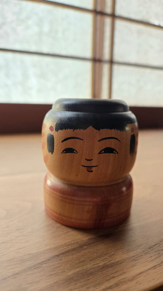 🪆 Kokeshi japonaise — Grande tête ronde, motif roue sur la calotte, corps laqué rouge — Vintage
