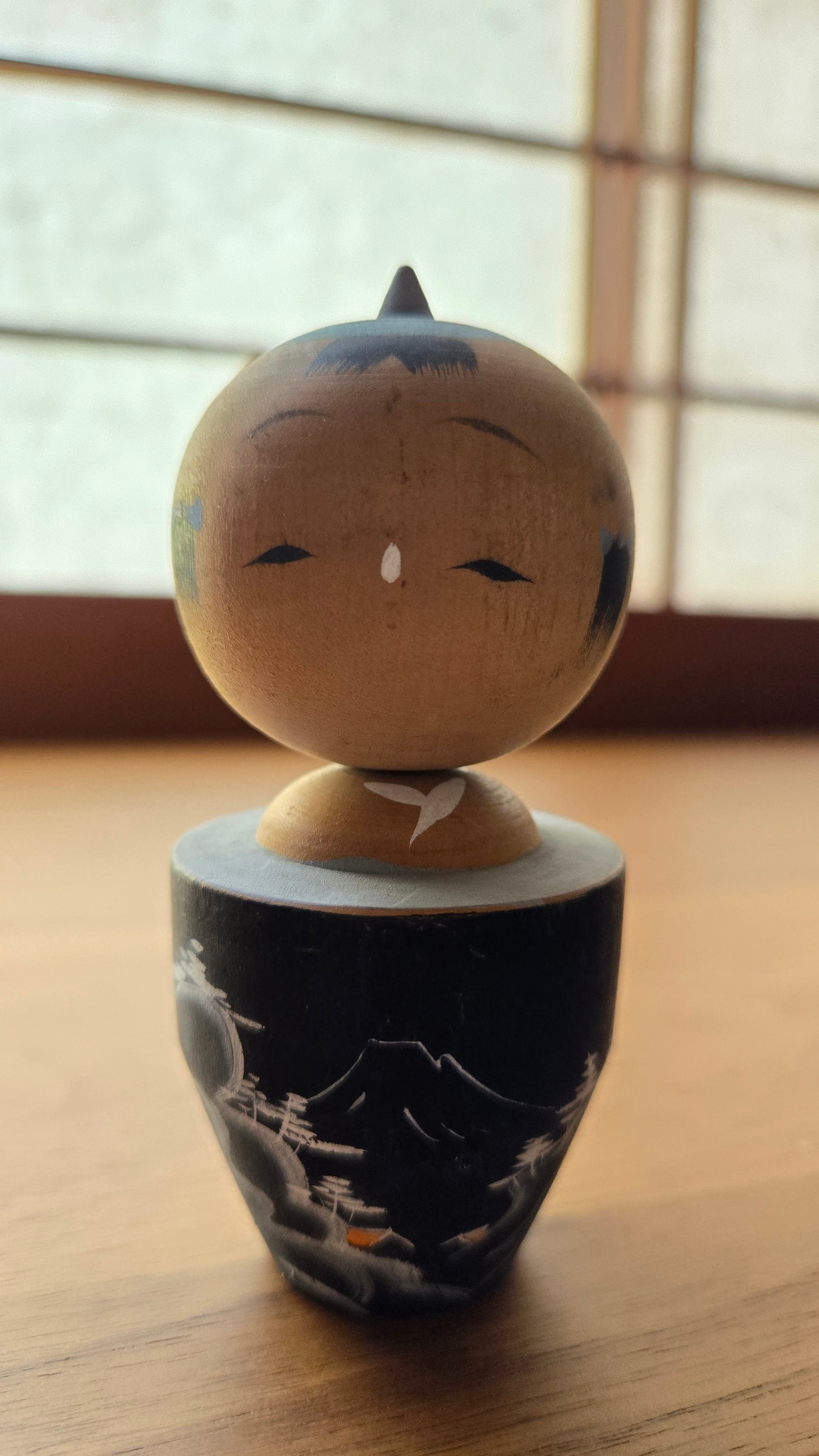 🪆 Kokeshi japonaise — Paysage nocturne laqué noir, mont Fuji & pins, style sumi-e — Vintage