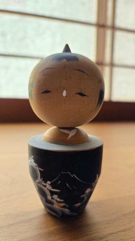 🪆 Kokeshi japonaise — Paysage nocturne laqué noir, mont Fuji & pins, style sumi-e — Vintage