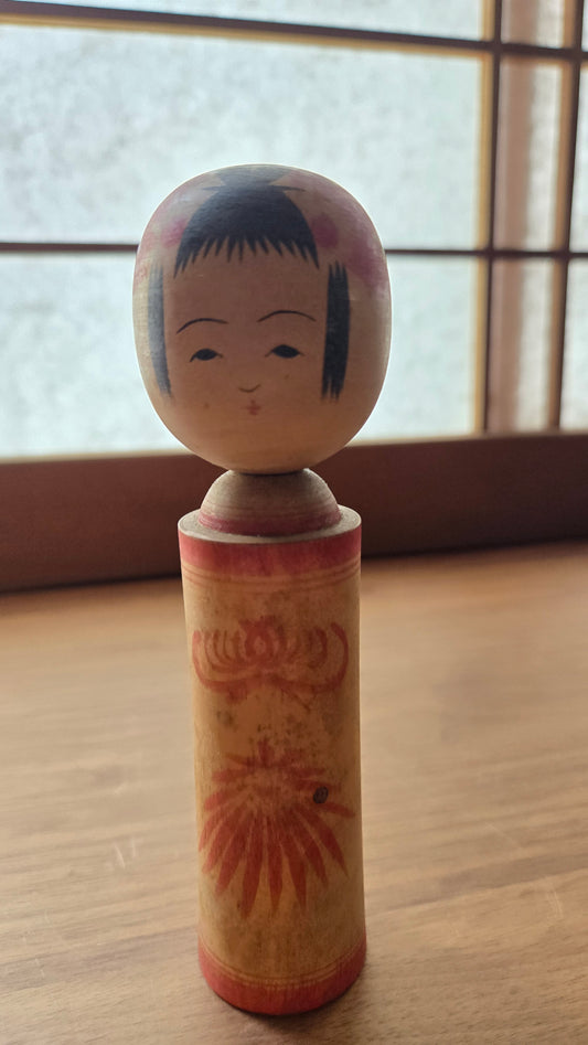 🪆 Kokeshi traditionnelle Naruko — Motifs floraux rouge corail, Atsumi Onsen, Yamagata — Signée